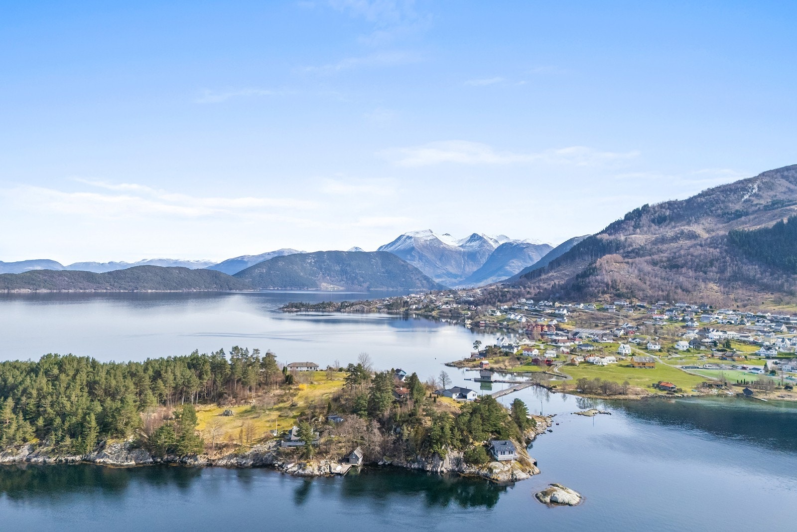 Beliggenheten er også sentral i forhold til Uskedalen sentrum med nærbutikk, idrettsanlegg, turterreng og kollektiv transport. Galleribilde