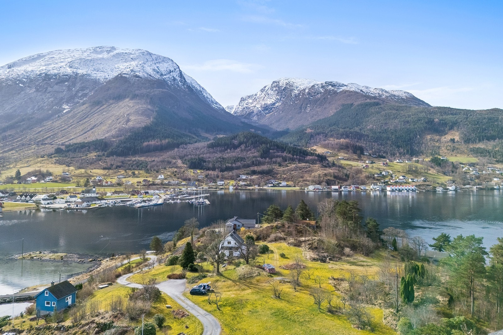 Eiendommen ligger meget fint til i vakre Hardangerfjorden, nærmere bestemt Flatholmen. Galleribilde
