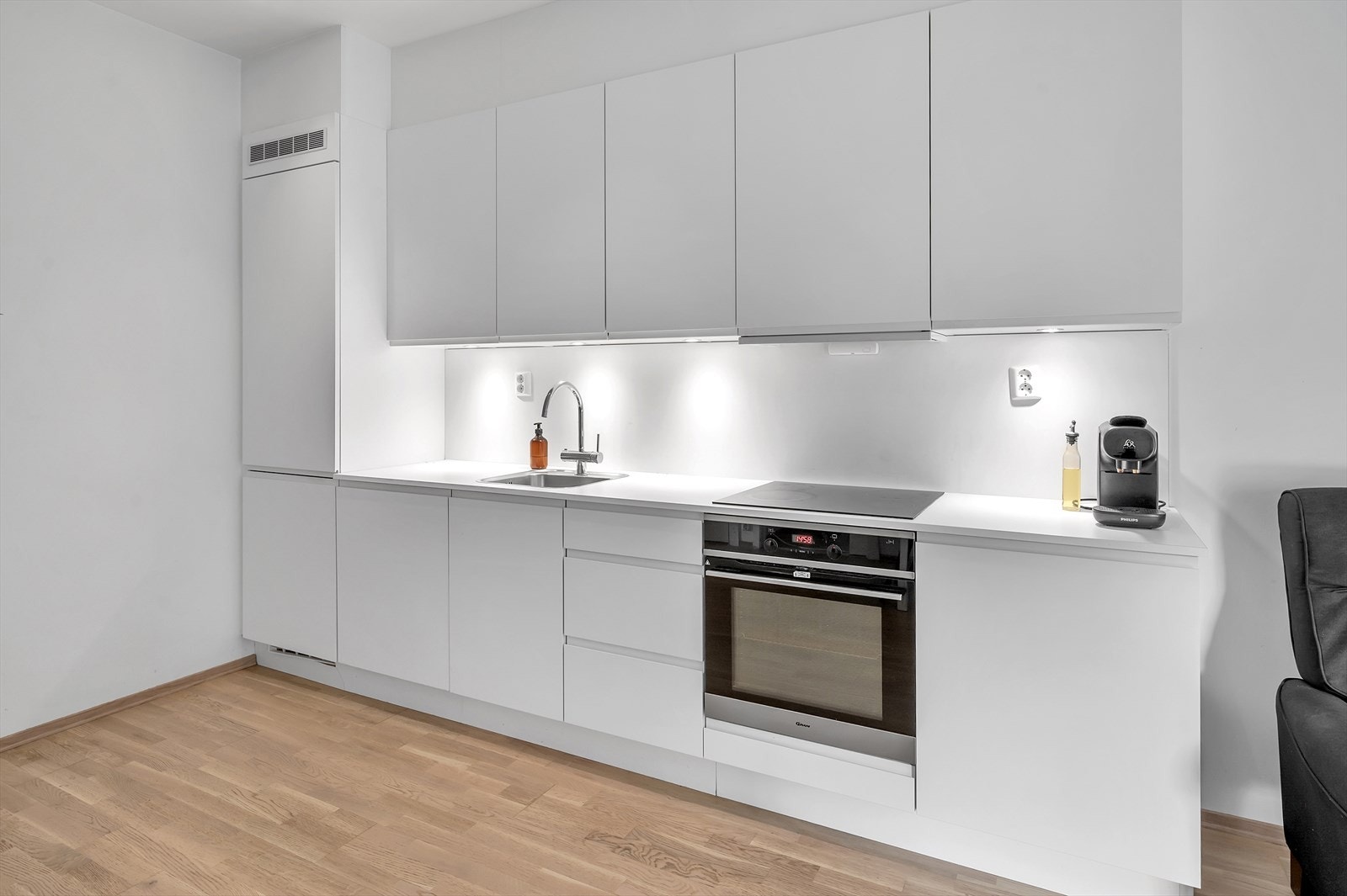 Integrerte koketopp, stekeovn, oppvaskmaskin og kjøleskap medfølger Galleribilde