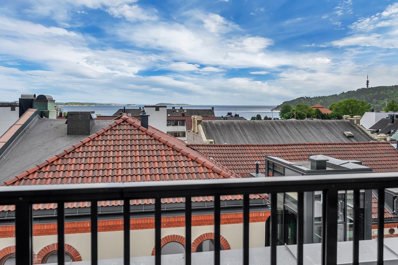 Takterrassen bader i sol og byr på en flott utsikt Galleribilde