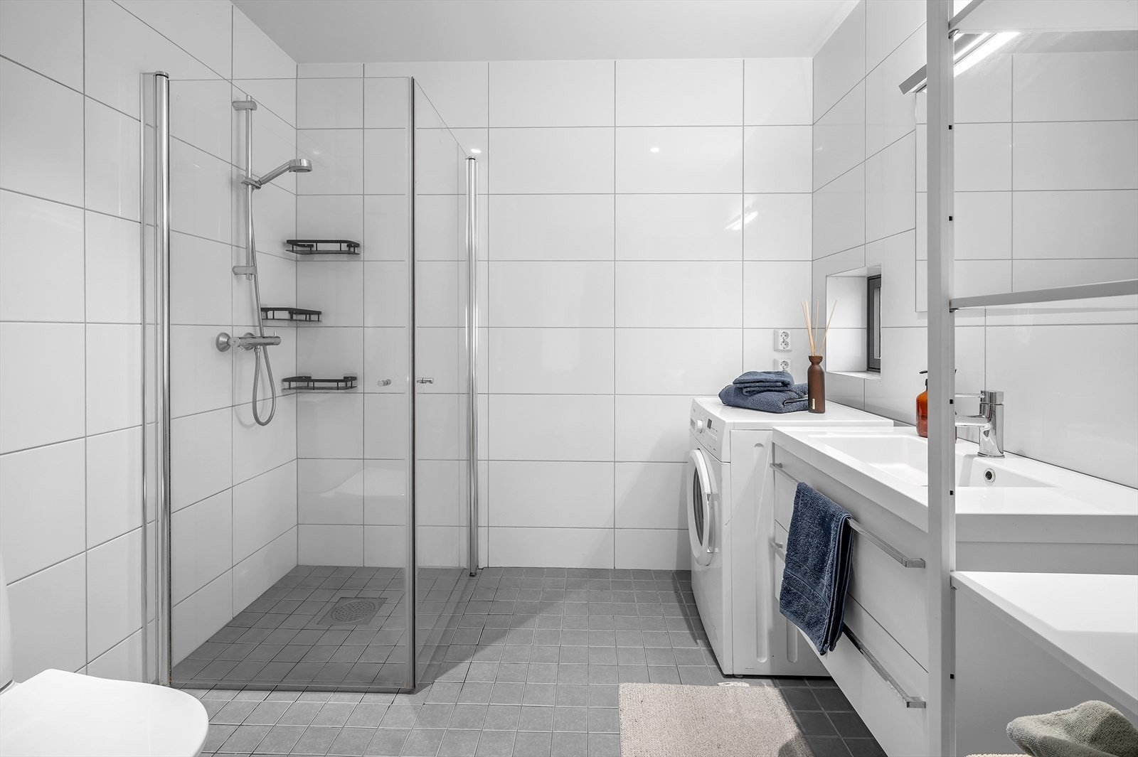 Flislagt bad med opplegg for vaskemaskin Galleribilde