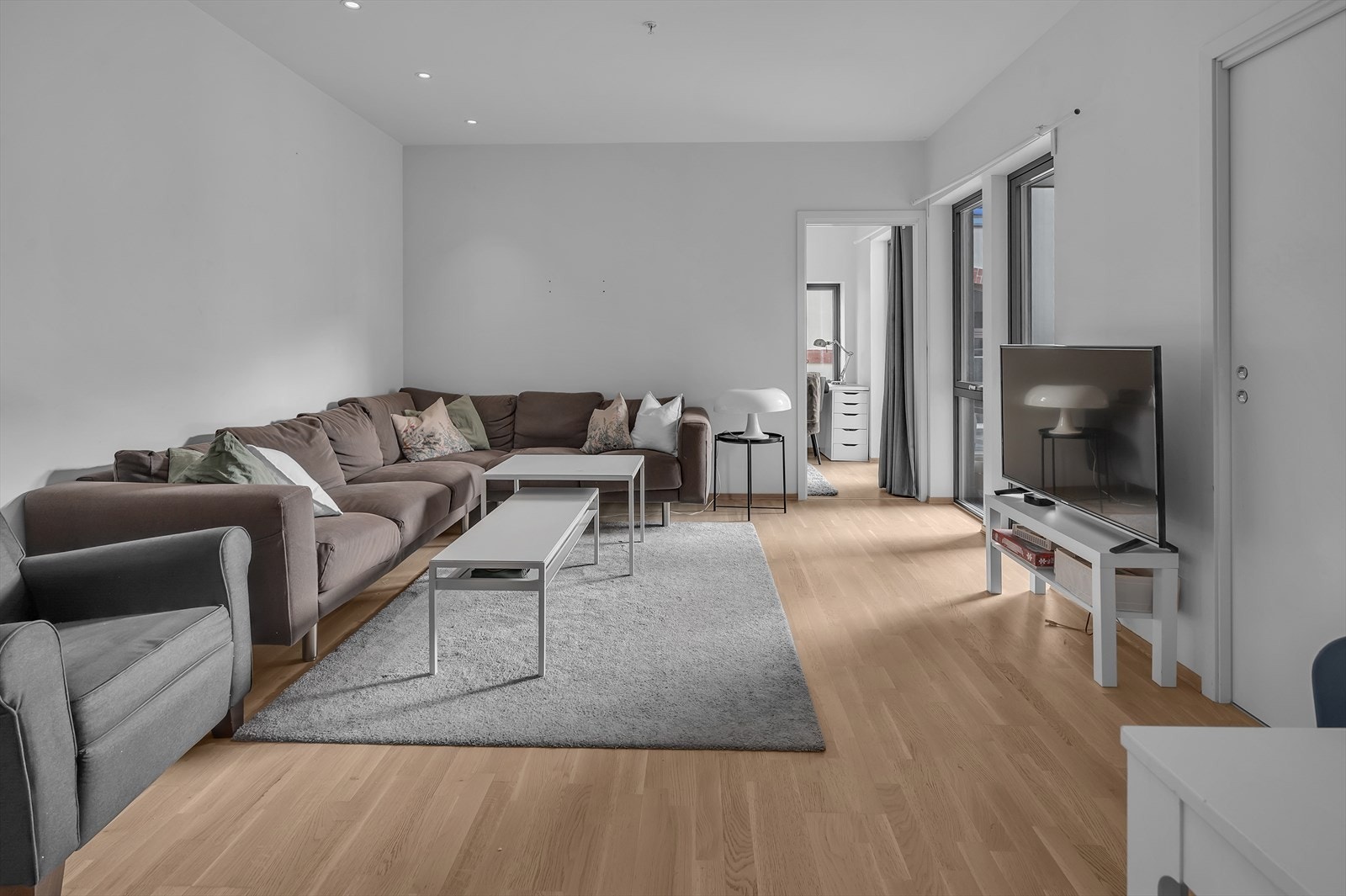 Stuen og kjøkkenet har moderne, glatter overflater Galleribilde