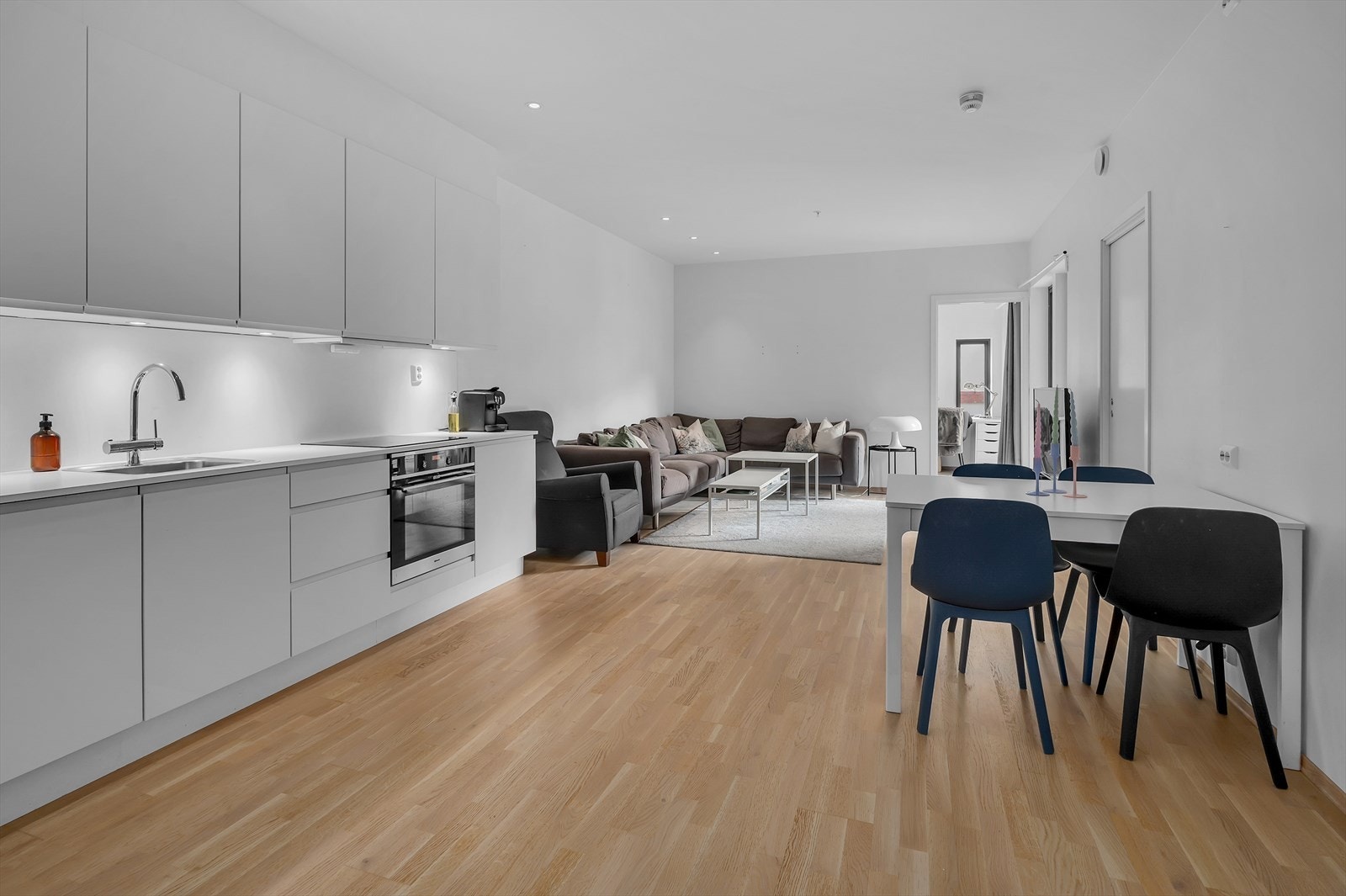 Åpen stue og kjøkkenløsning med plass for spisebord og sofagruppe Galleribilde