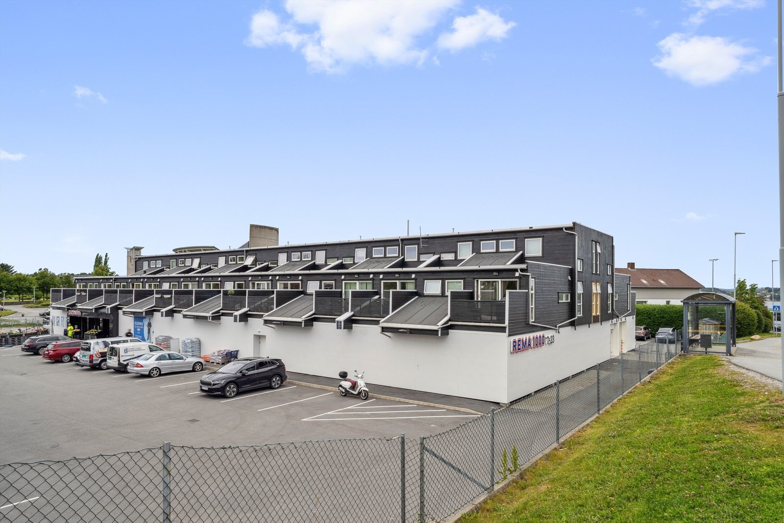 Området byr på god offentlig kommunikasjon, barnehage, barne - og ungdomskole, svømmehall og idrettsanlegg. Stavanger ligger ca. 10 minutters kjøretur unna. Det er en nyere Rema 100 butikk i 1. etasje. Galleribilde
