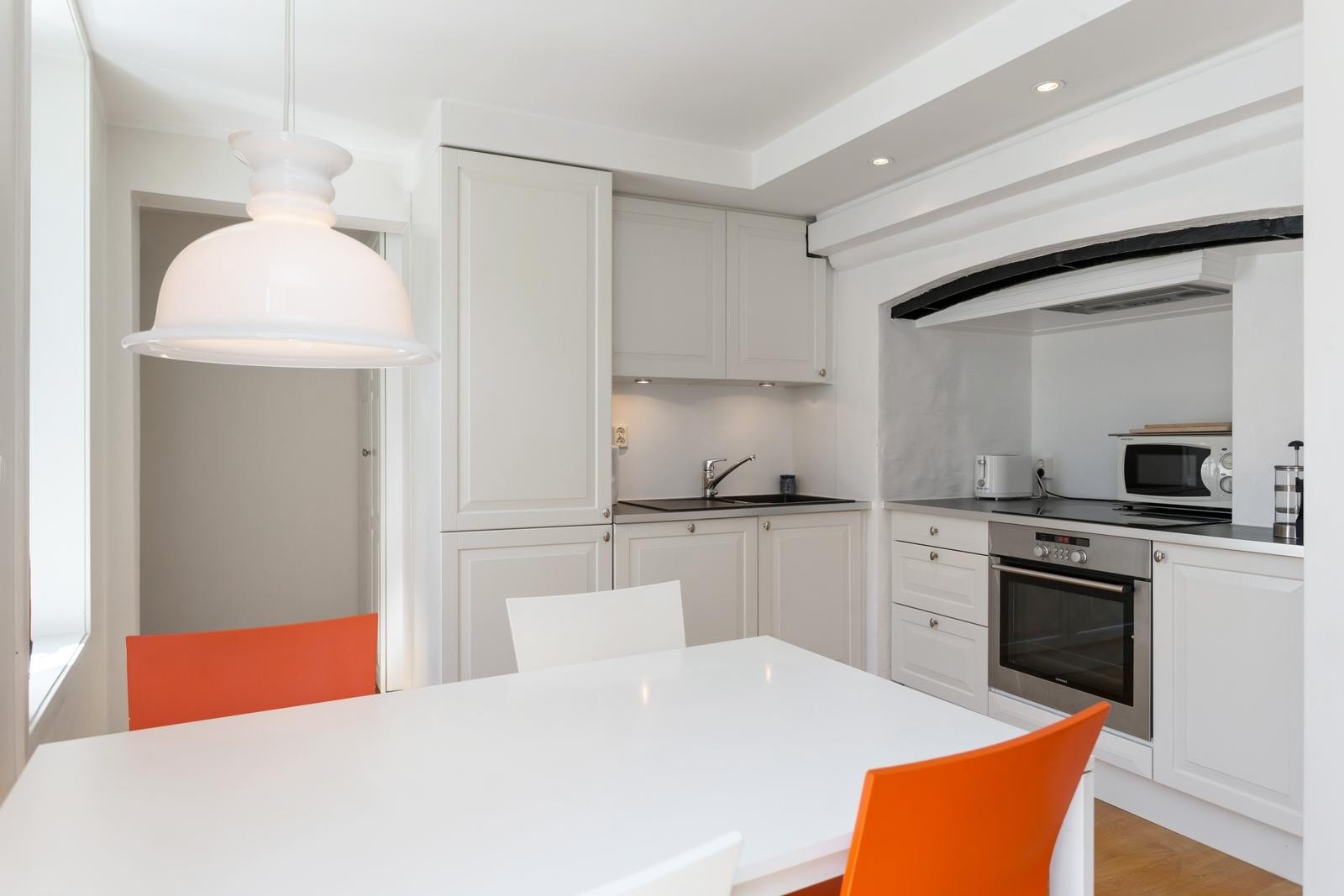 Kjøkkenet er utstyrt med blant annet kjøleskap, komfyr med koketopp og oppvaskmaskin. Galleribilde