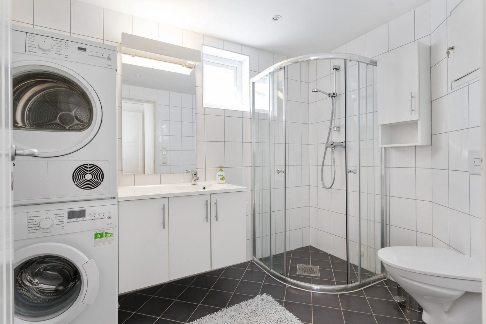 Delikat helfliset baderom med vaskemaskin og tørketrommel Galleribilde
