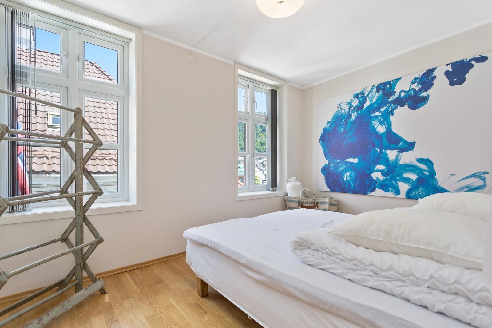 Soverom 1 er av god størrelse, og er utstyrt med dobbeltseng Galleribilde