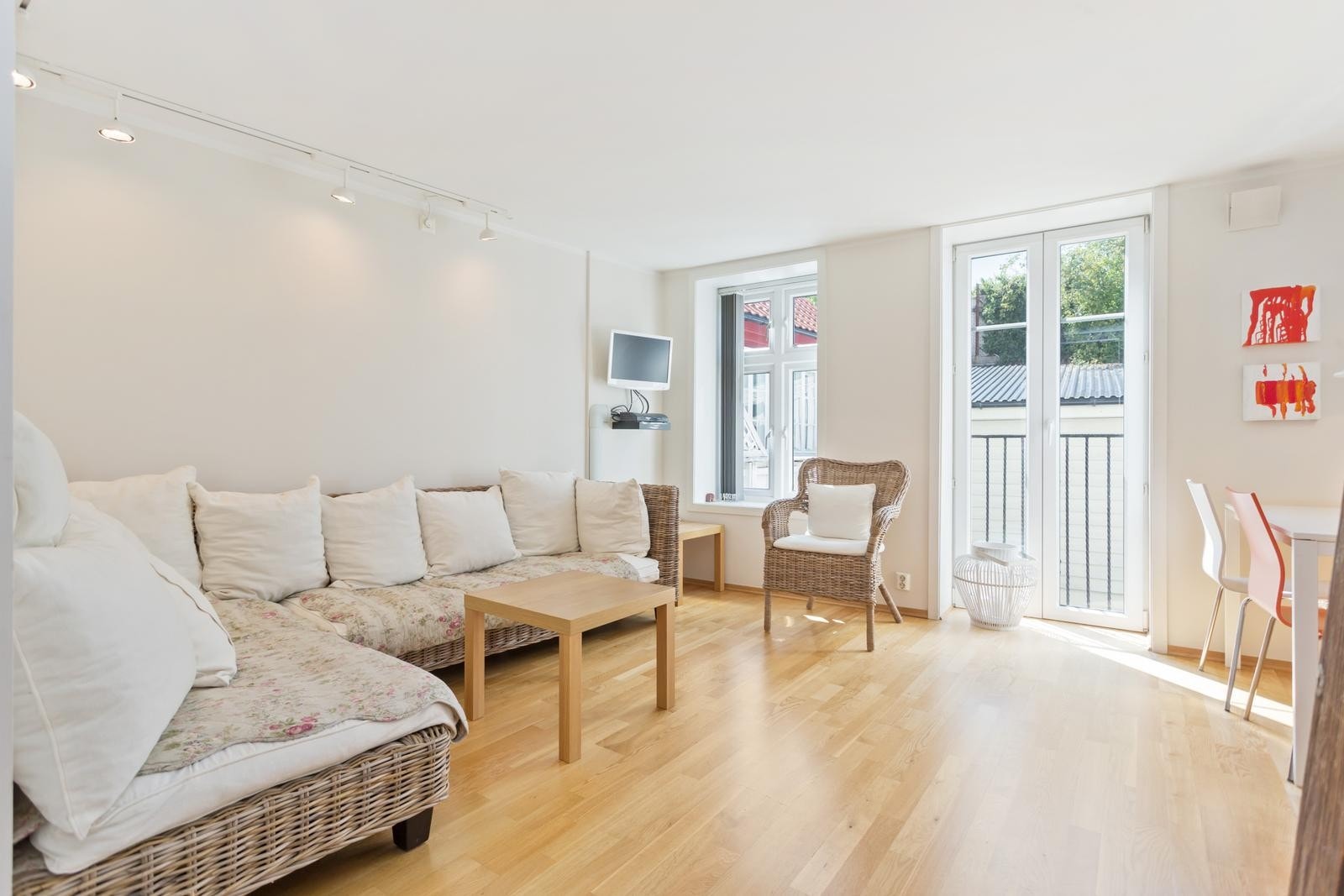 Stuen er lys og luftig med åpen løsning mot kjøkkenet Galleribilde