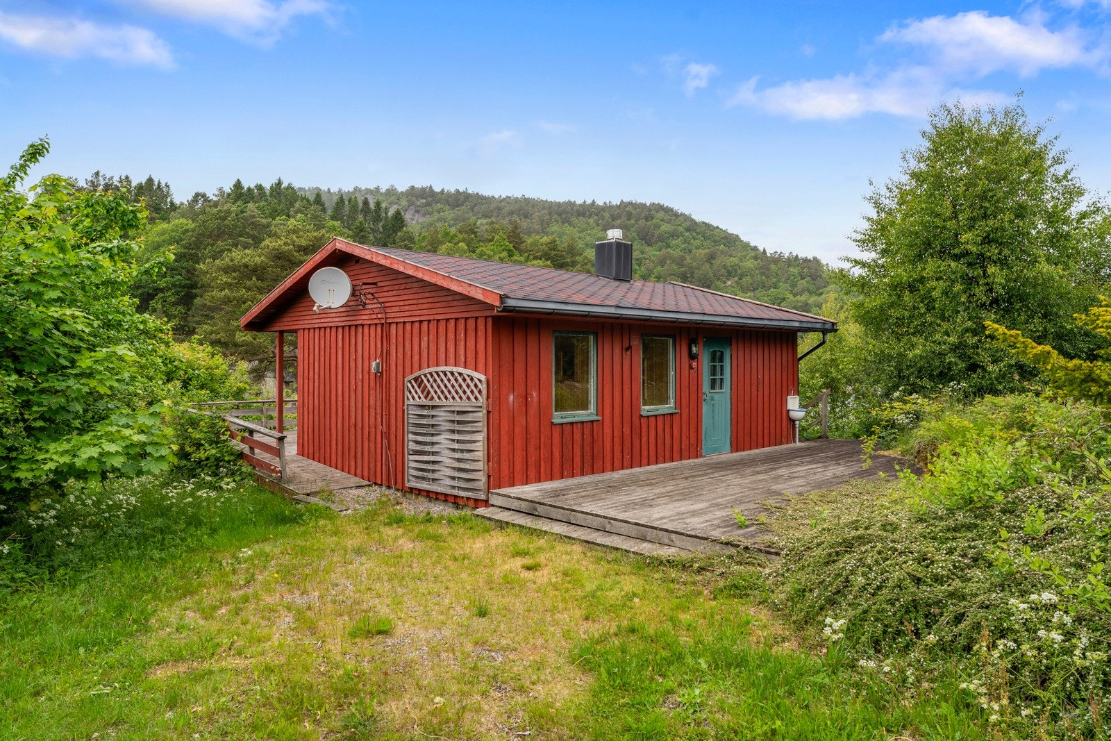 Tomten er på 950 m2 og er opparbeidet med terrase og plen. Store deler av tomten er naturtumt og svaberg. Galleribilde