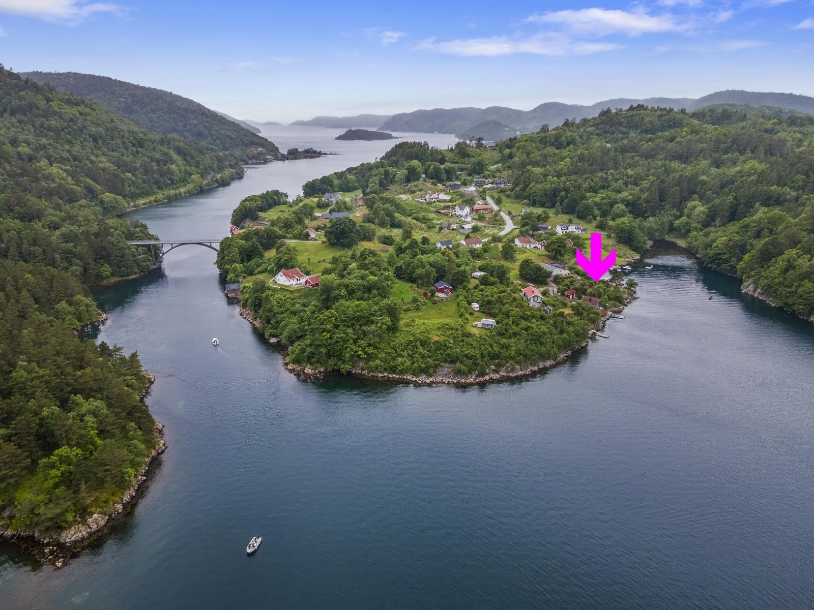 Med båt ut Grønsfjorden kommer du til enkelt til idylliske Korshavn og Farsund sentrum. Galleribilde