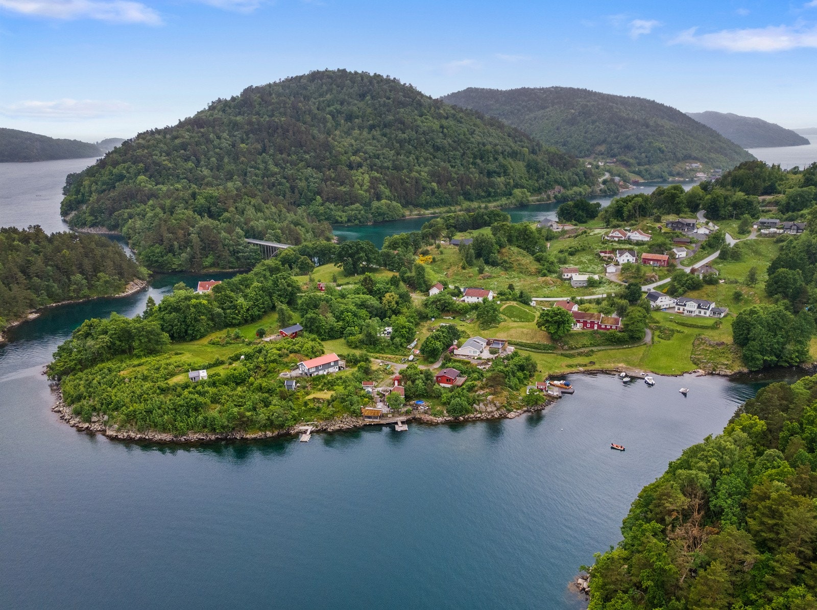 Jåsund med kort vei til Sørlandsskjærgården med båt gjennom Spangereidkanalen. Galleribilde