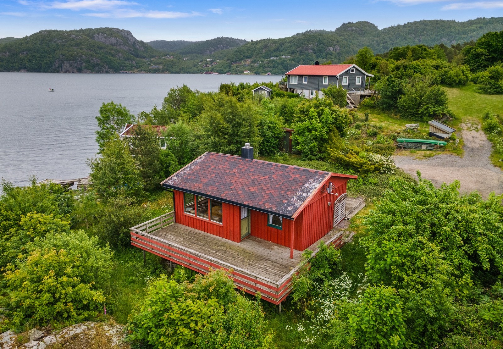 Hytten er en liten hytte med masse sjarm. Standarden er enkel med innlagt strøm men uten vann og med utedo. Galleribilde
