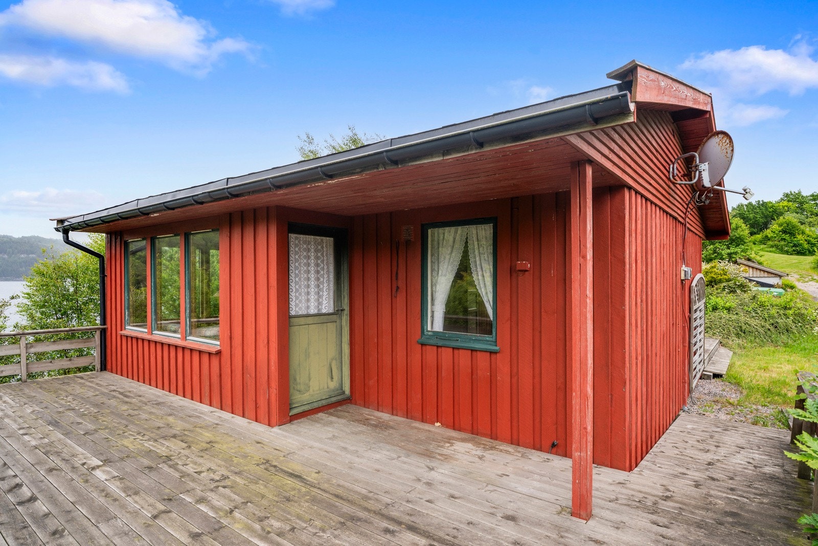 Terrassen har et lite overbygg. Utsikt mot Lenesfjorden. Galleribilde