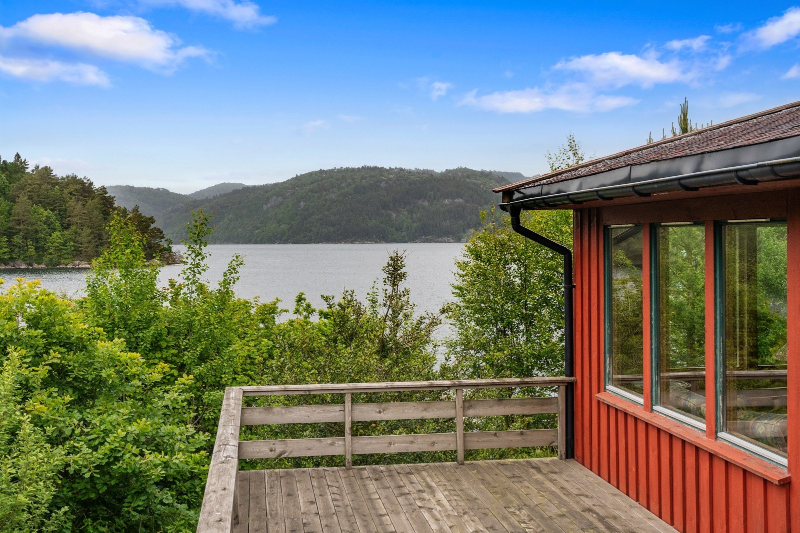 Hytten har en romslig terrasse med gode sol- og utsiktsforhold. Galleribilde