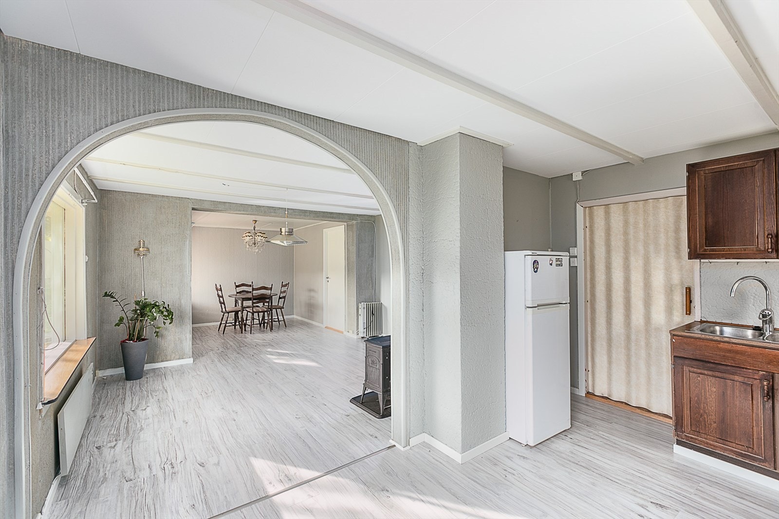 Åpen løsning fra kjøkken inn til stuen. Galleribilde