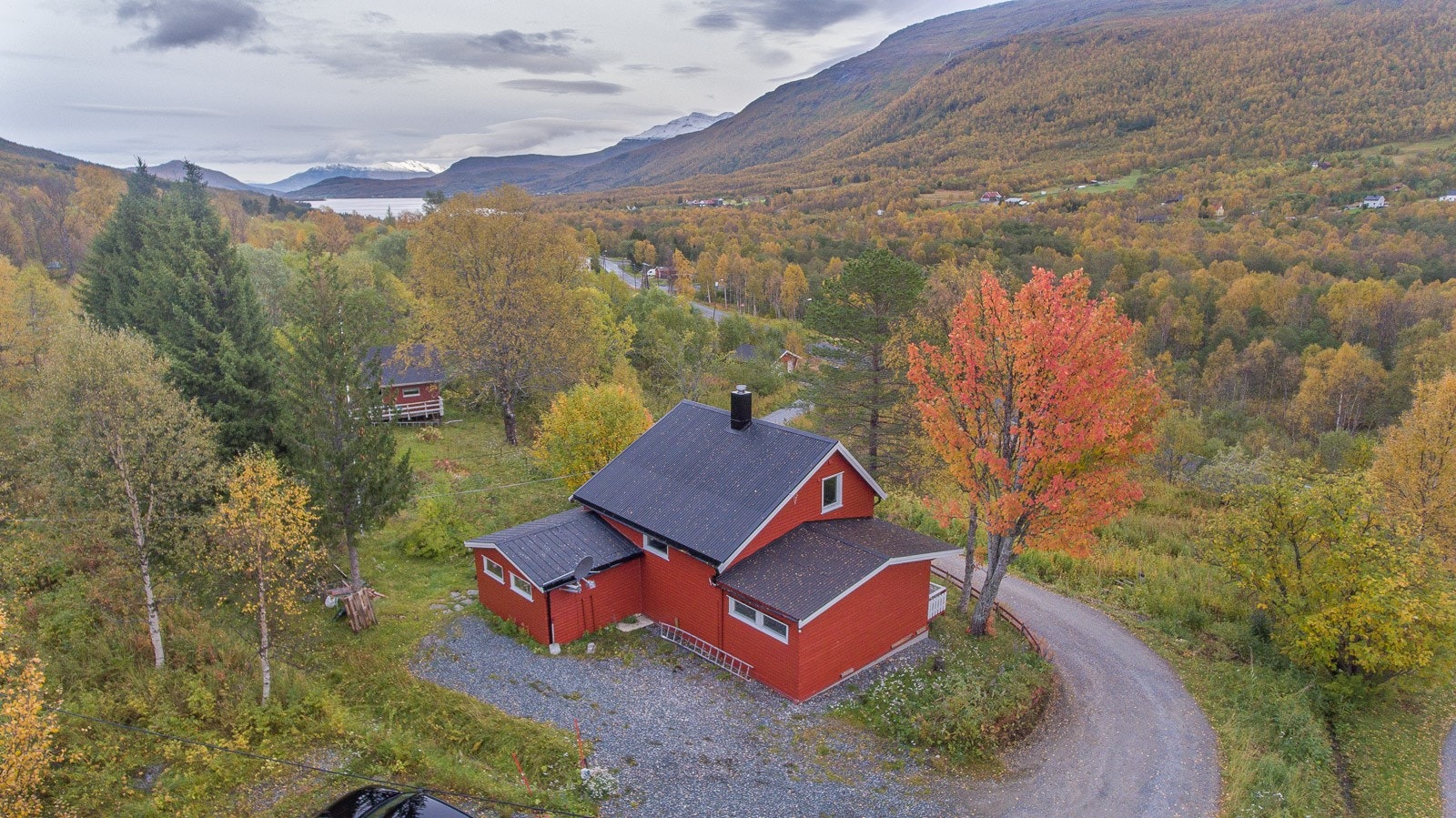 Enebolig med stor tomt og garasje i naturskjønne omgivelser. Galleribilde