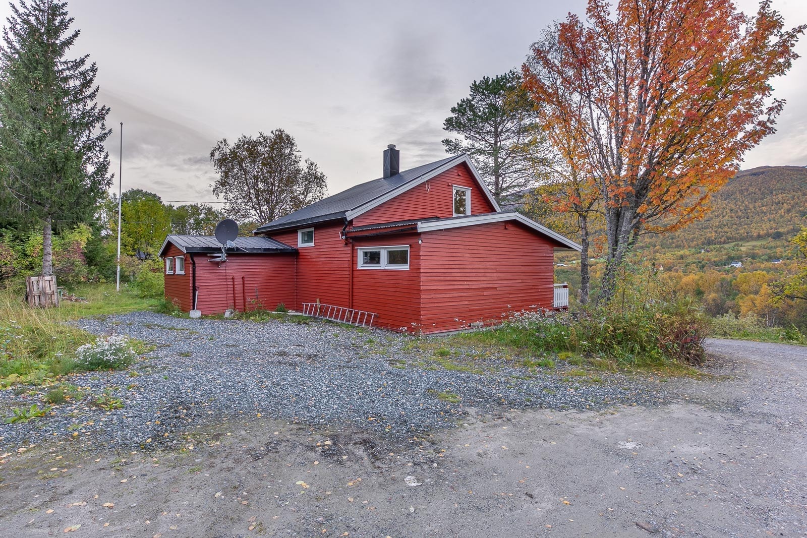 Gode muligheter for parkering ved boligen i tillegg til i garasje. Galleribilde