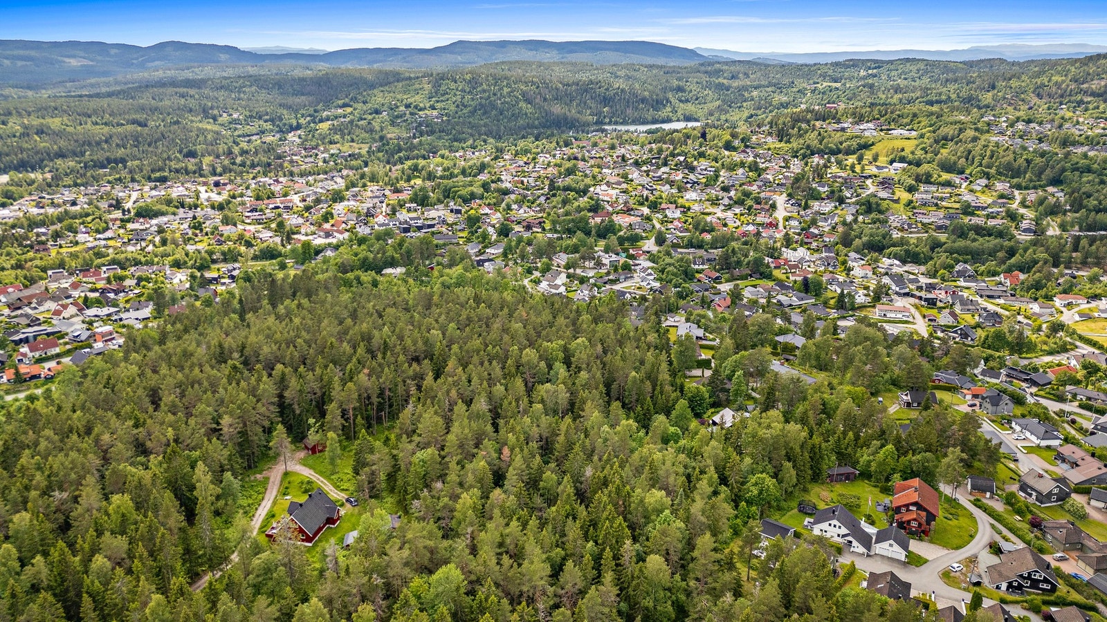 Fra tomten er det kort vei til skoler, barnehager og flotte turstier i marka Galleribilde