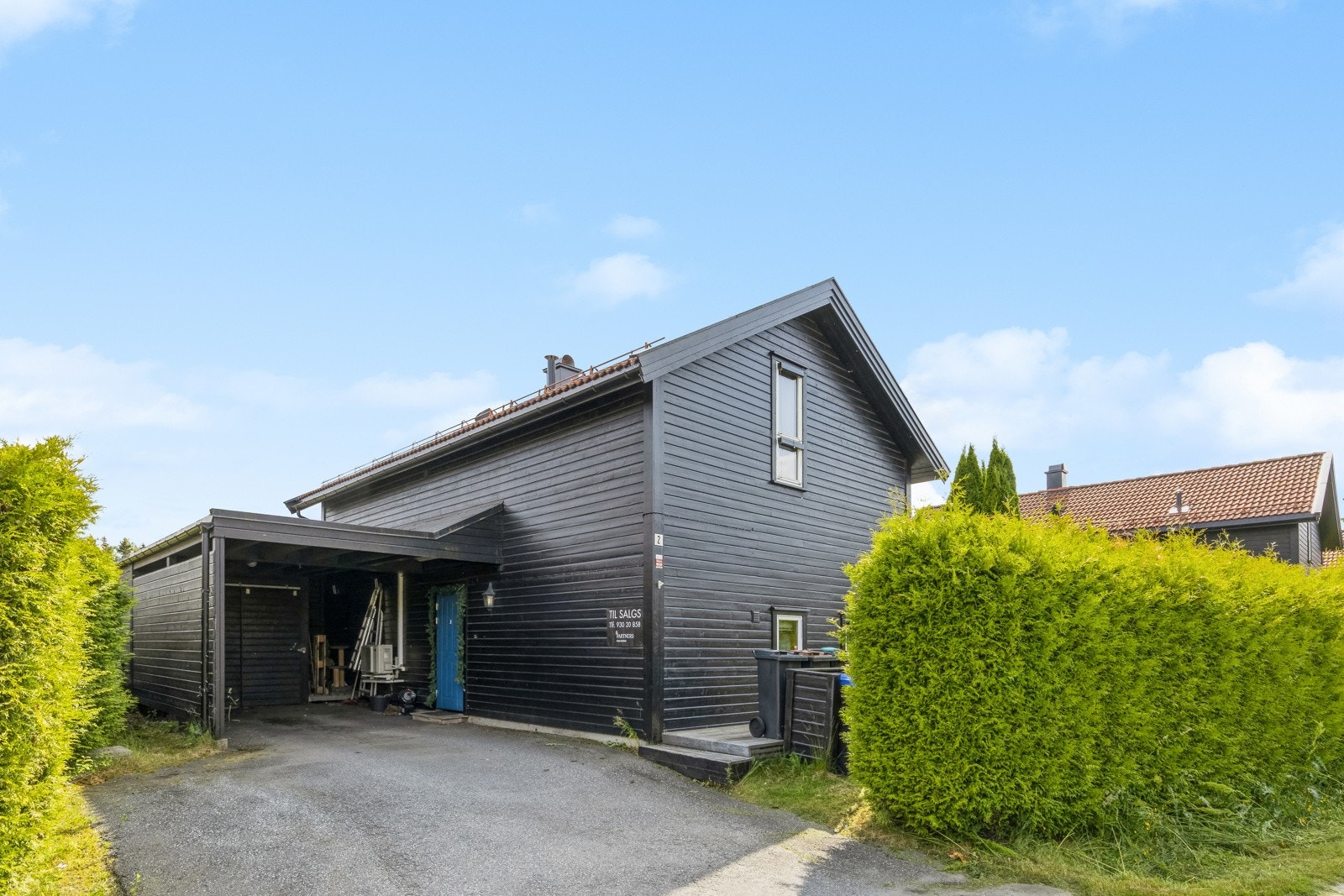 Carport med lader for elbil Galleribilde