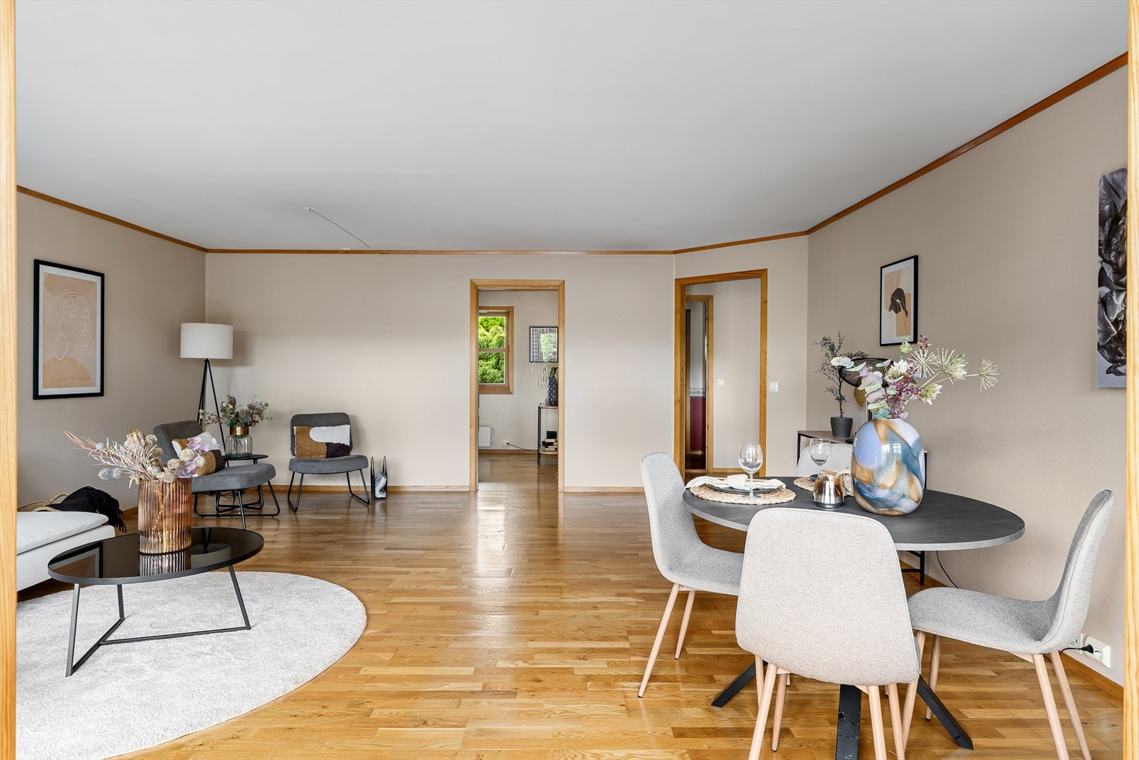 Stor stue med plass til sofagrupper, spisebord og godstoler. Galleribilde