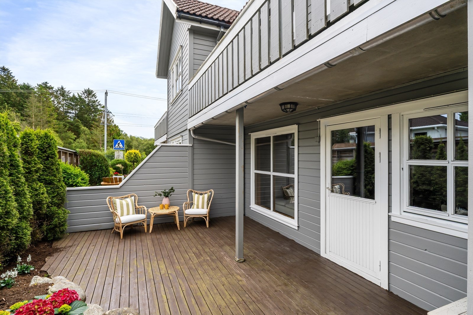 Fint og skjermet uteområde med utgang fra stue. Galleribilde