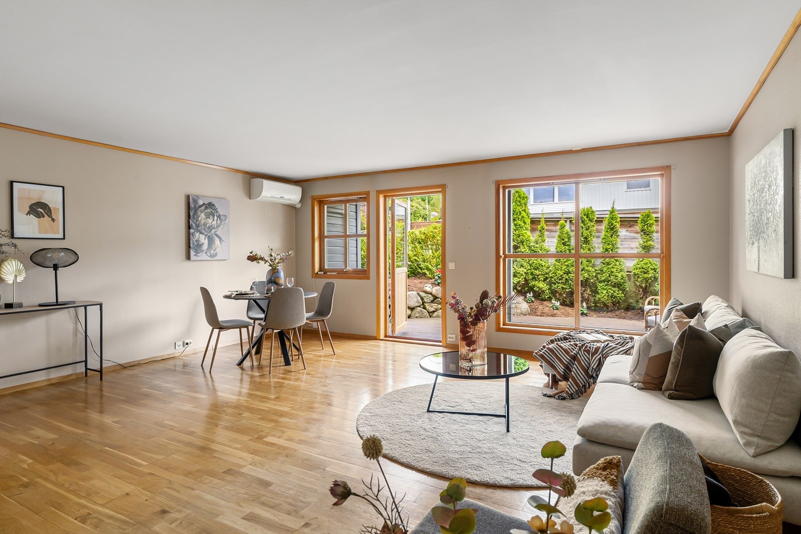 Direkte utgang til en koselig terrasse. Galleribilde