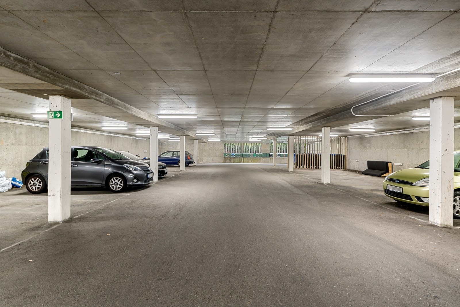 Parkering i lukket garasje. Galleribilde
