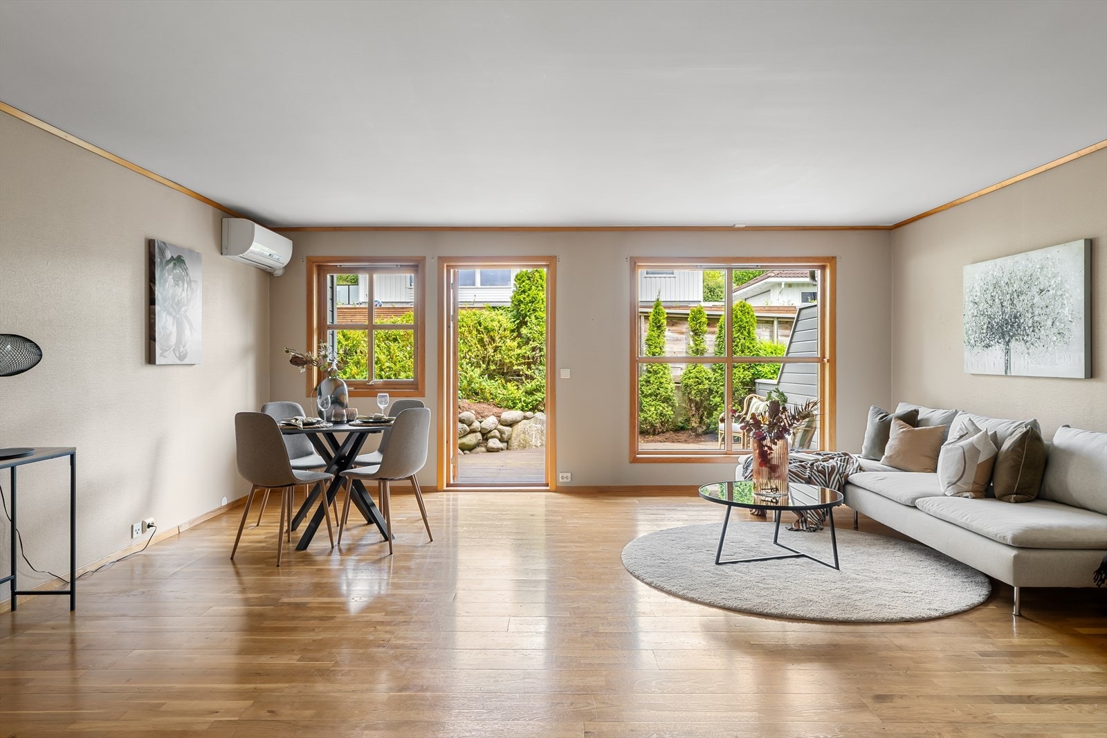 Store vindusflater som gir rikelig med naturlig lys. Galleribilde