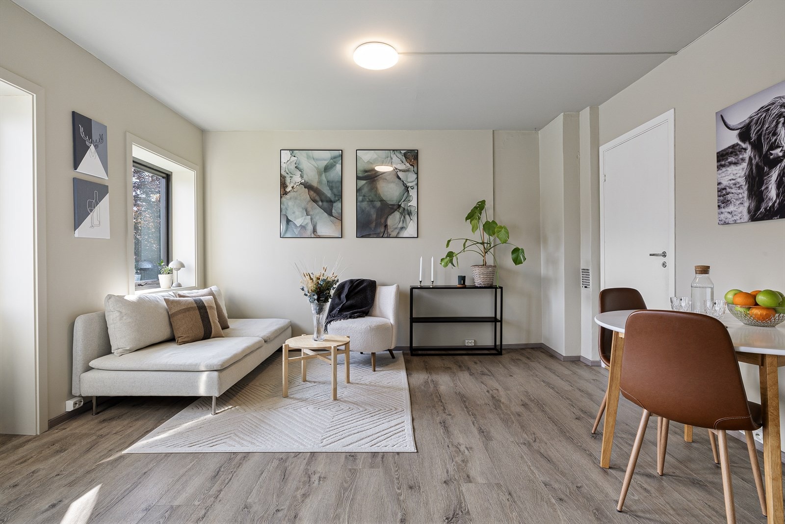 Det er god plass til både sofagruppe og spisebord i stuen. Galleribilde