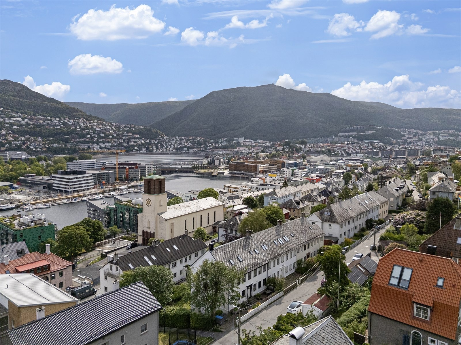 Kort spasertur til Sentrumskjernen med alt servicetilbud og alle studiesteder Galleribilde