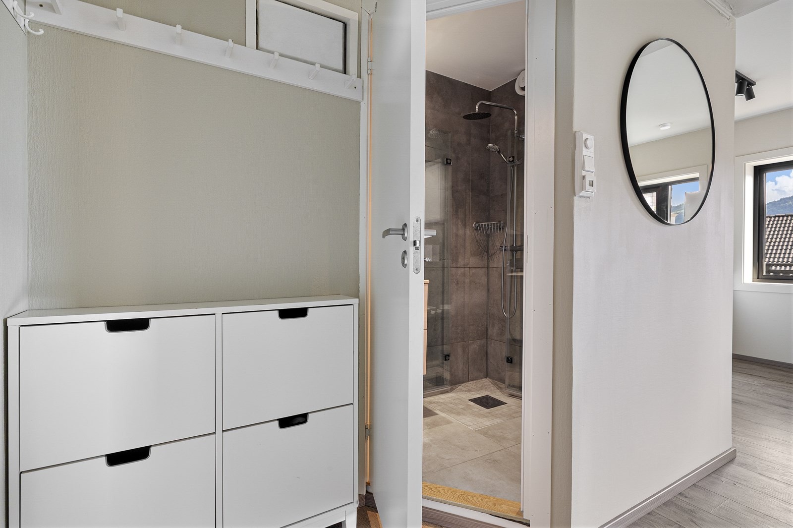 Entrè med plass til oppbevaring av sko/klær etc. Galleribilde