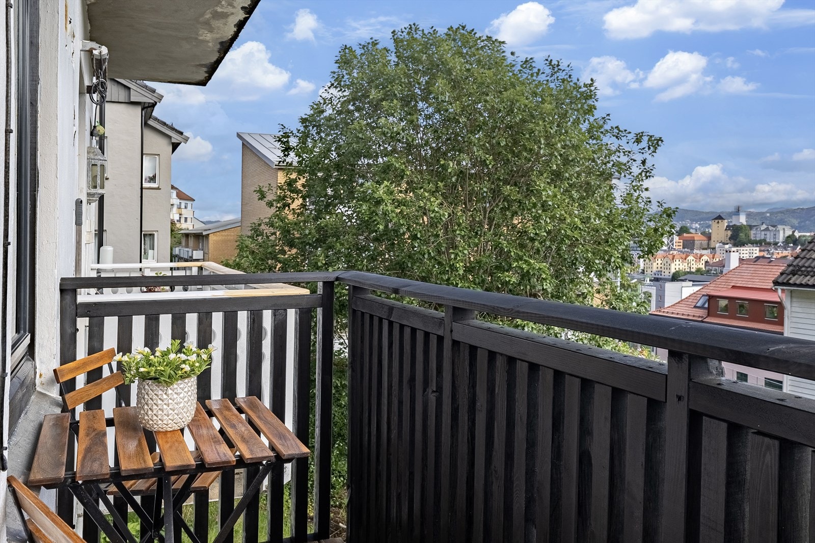 Balkong med nytt rekkverk, samt noen nye terrassebord. Galleribilde