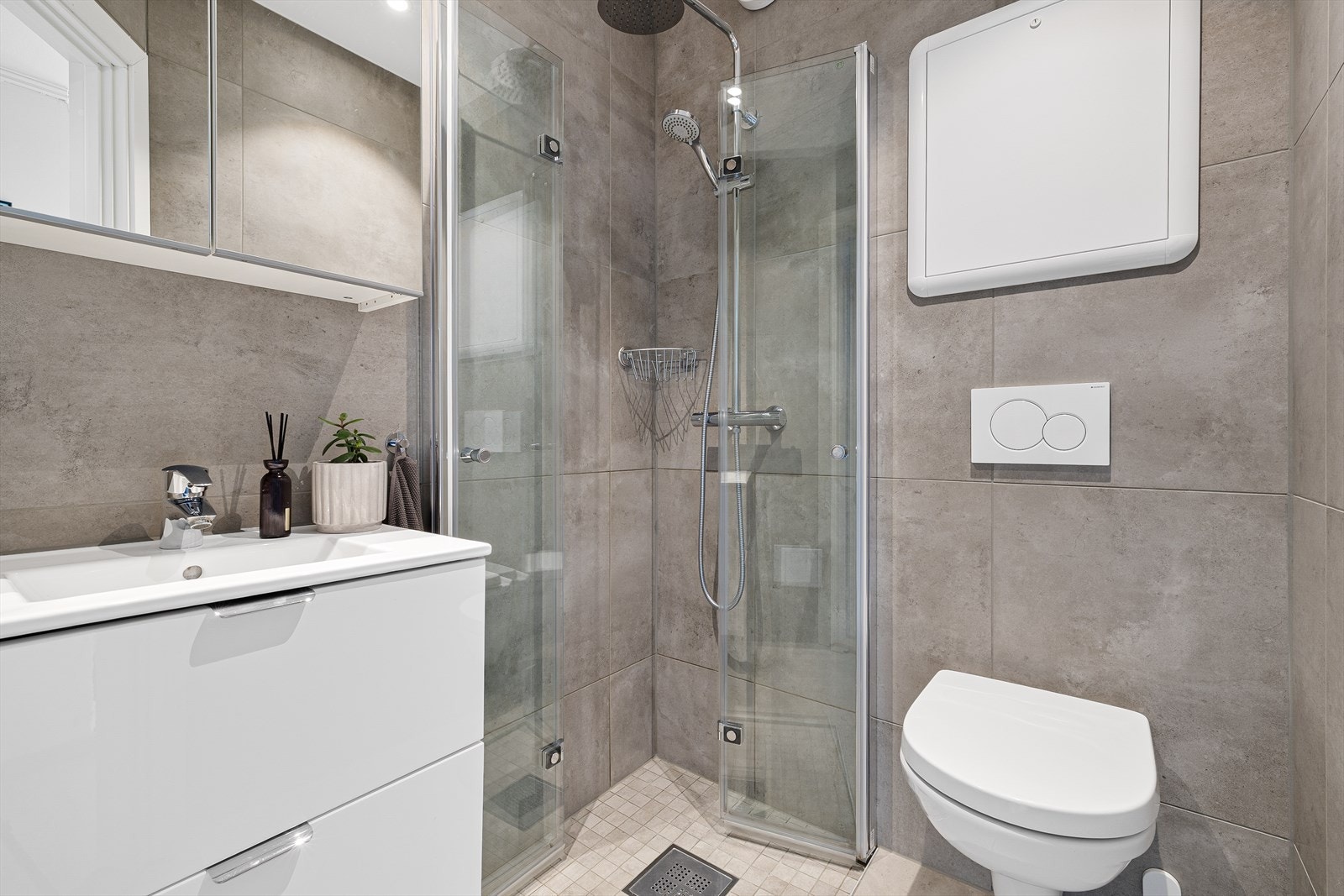 Lekkert og nytt bad fra 2022. Alt ble utført av fagfolk. Det er opplegg for vaskemaskin i boden (montert aquastopp) Galleribilde