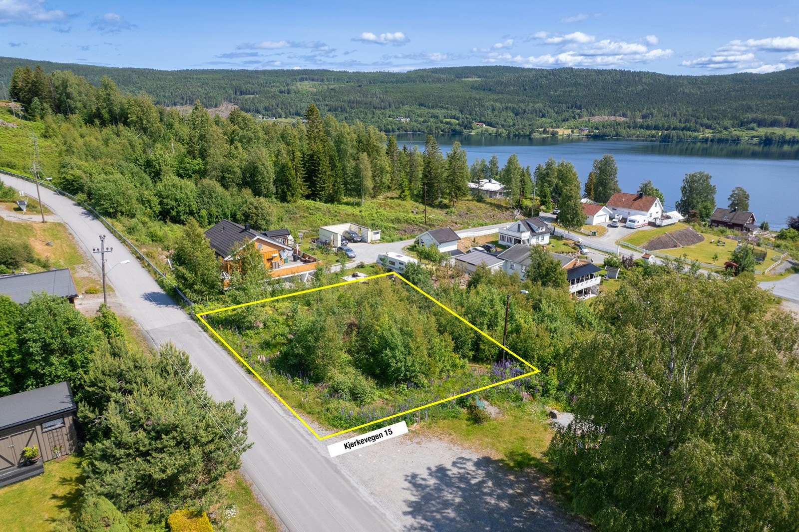 Svakt skrånende tomt med normalt gode solforhold. Galleribilde