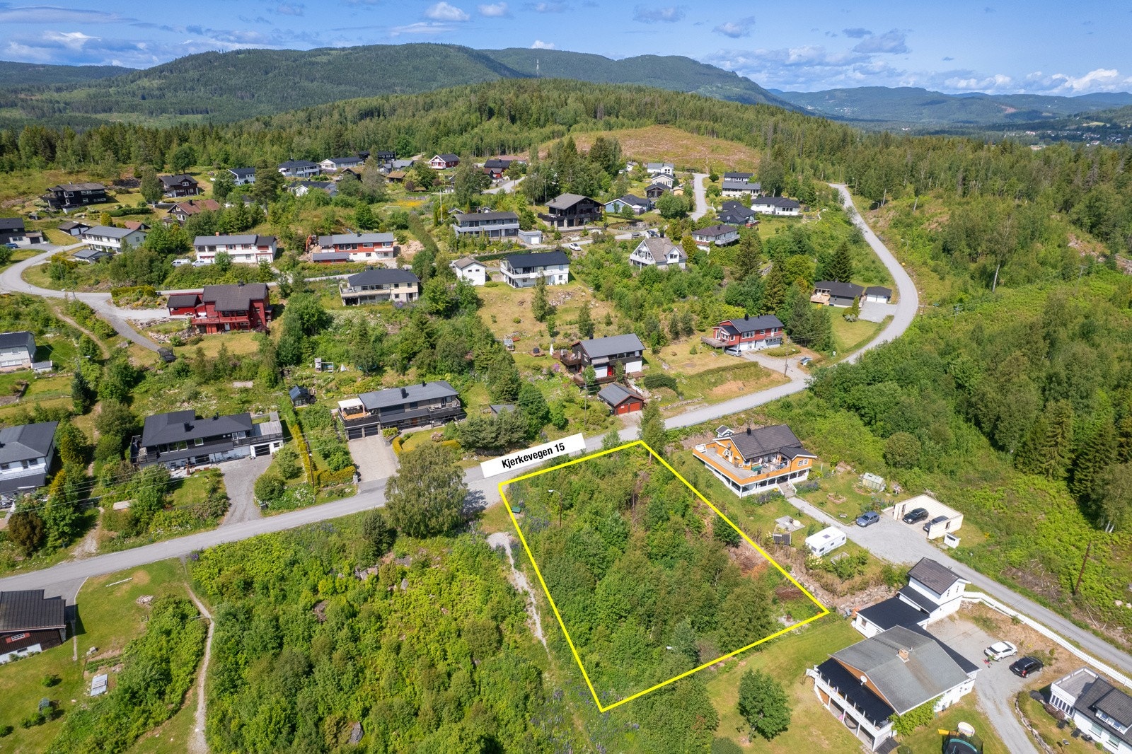 Tomten er ikke opparbeidet per i dag, og består av naturtomt og trær på tomten. Galleribilde