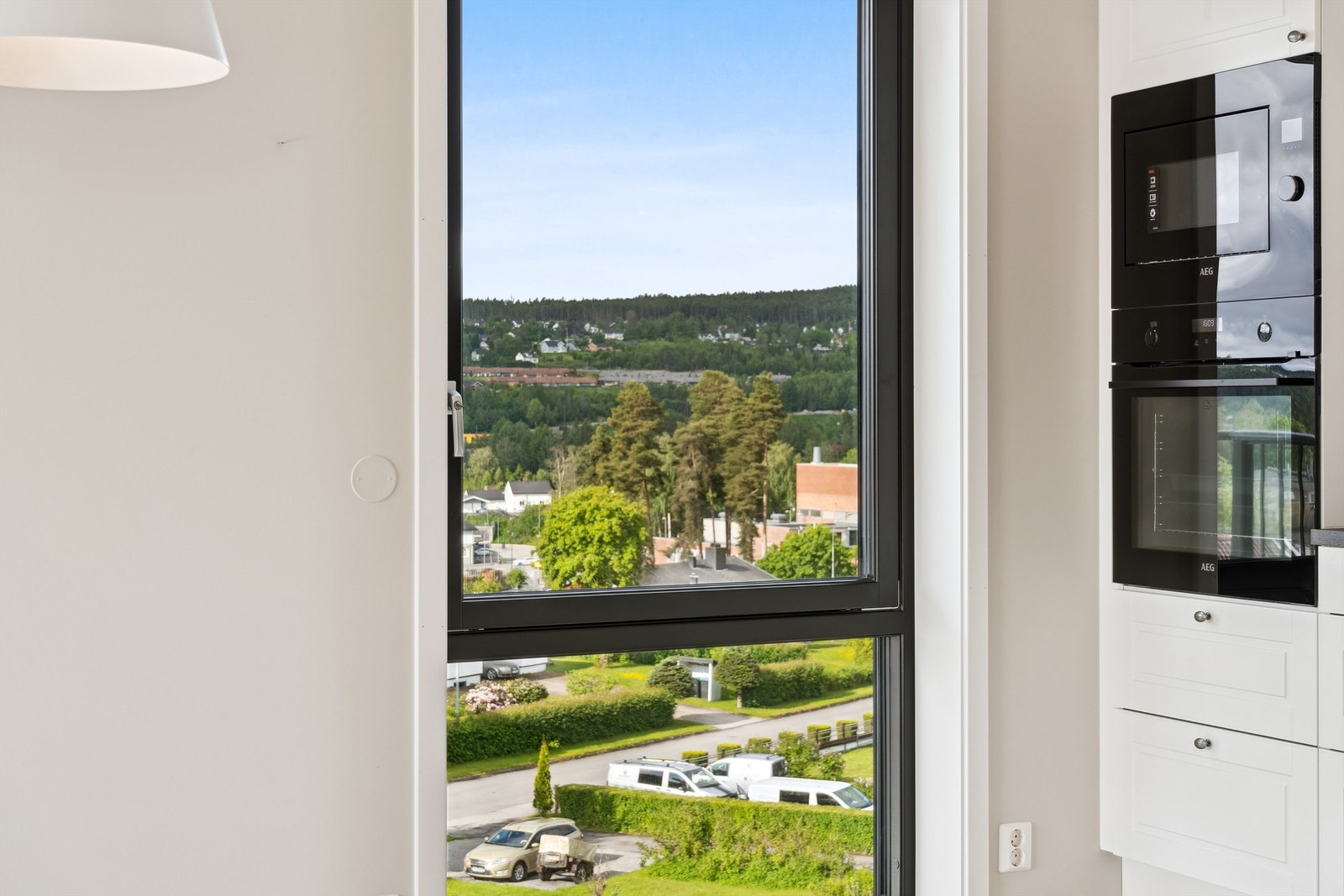 Leiligheten har utvendige screens på alle vinduer som styres med fjernkontroll. Galleribilde