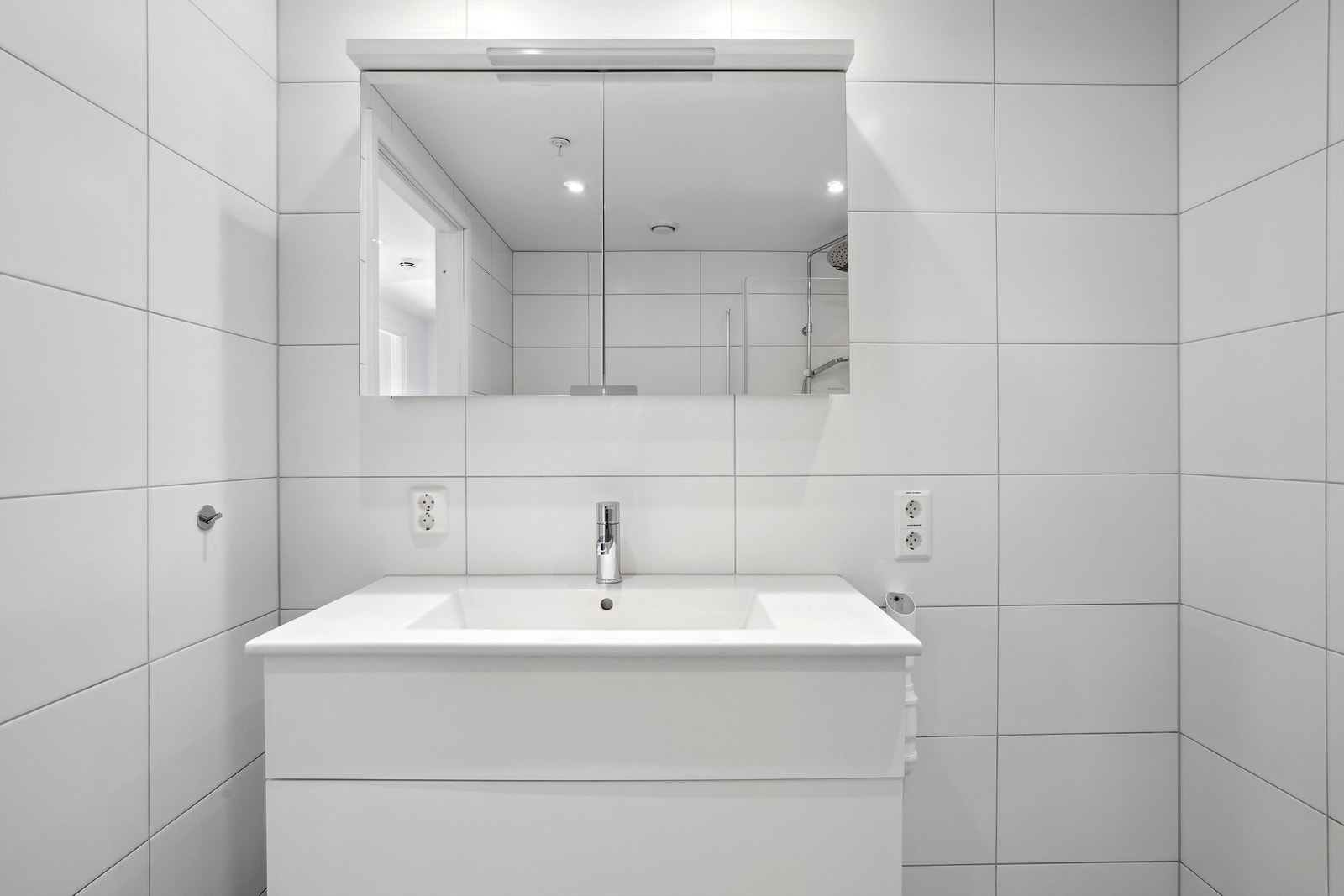 Også på dette badet er det plass til vaskemaskin og tørketrommel. Galleribilde