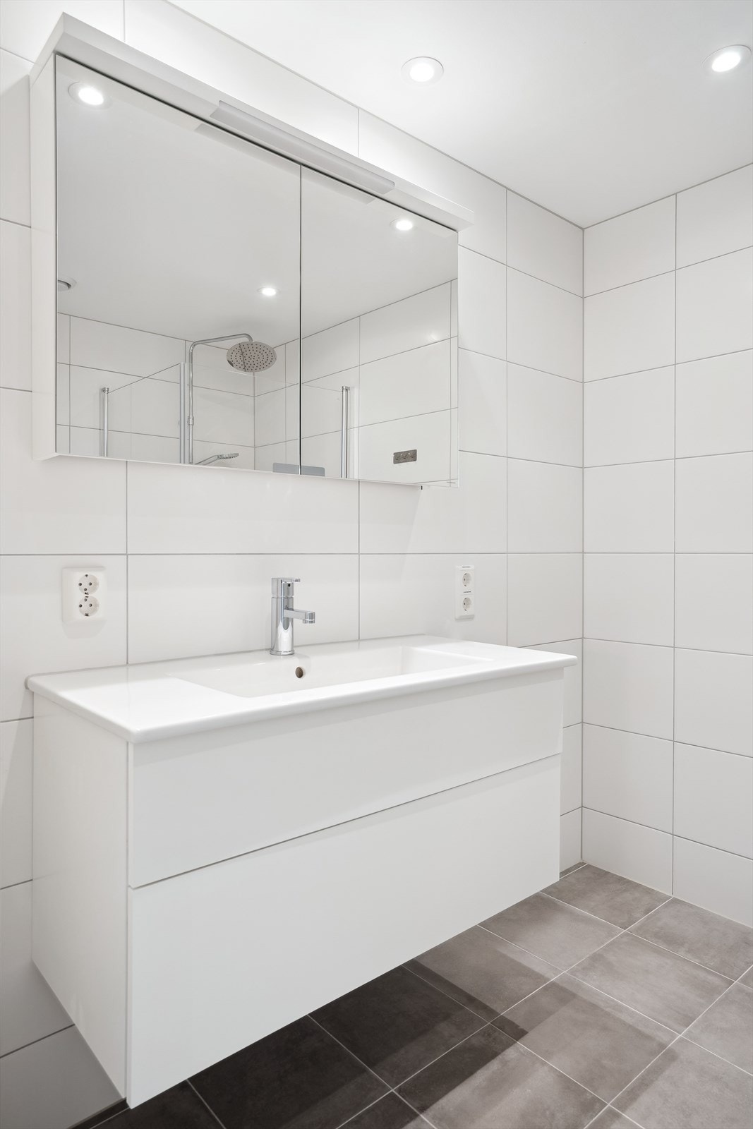 Høyglans skuffer uten håndtak gir badet et elegant og moderne uttrykk. Galleribilde