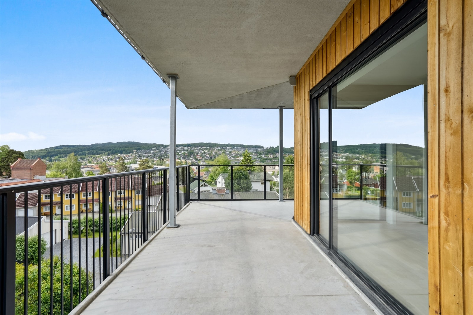 Balkong på 31m² i utkraget betong, med plass for utemøbler og beplantning på flere sider. Galleribilde