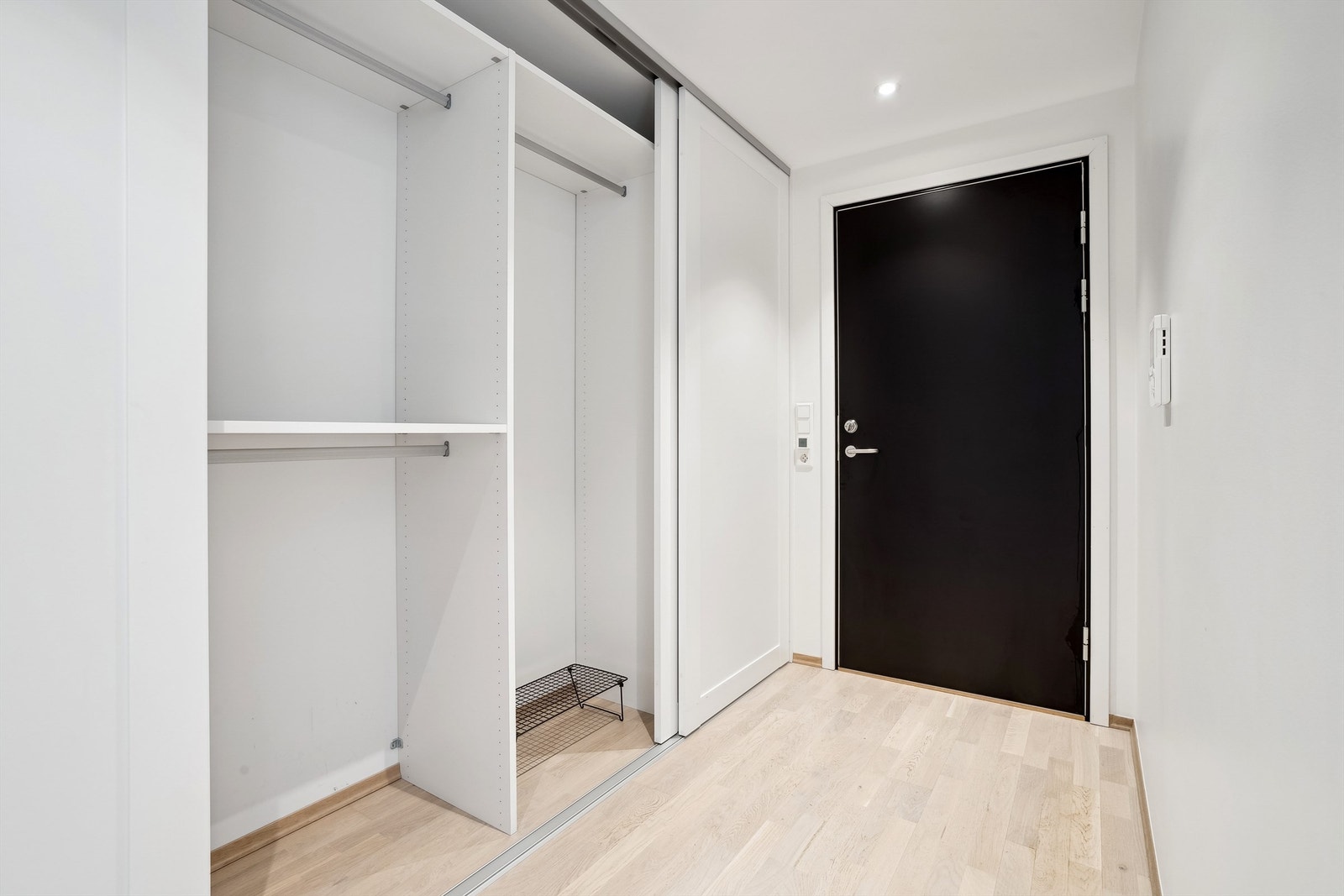 Romslig skyvedørsgarderobe gir rikelig plass til yttertøy og sko i entréen. Galleribilde