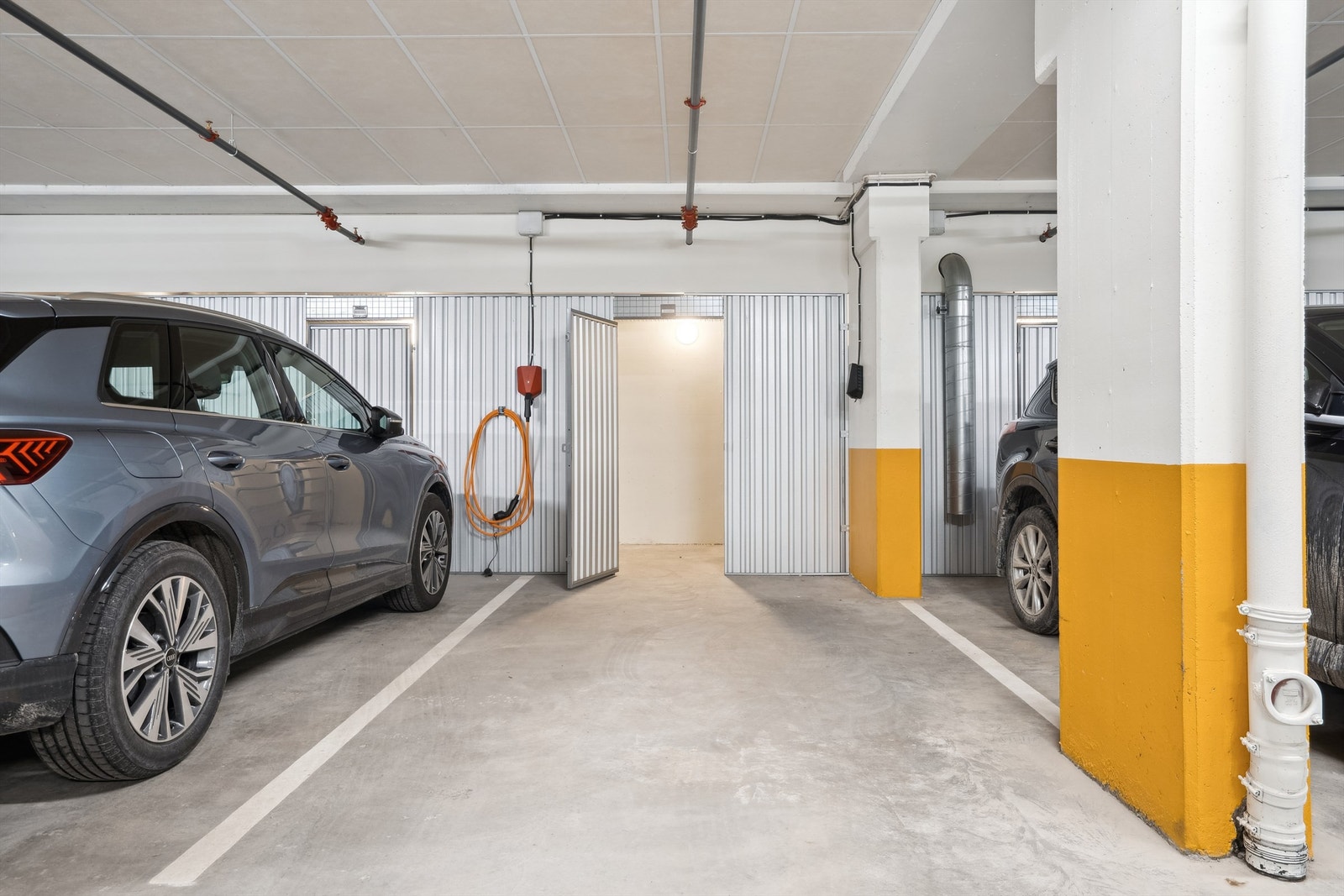 Det følger med en parkeringsplass i felles garasjekjeller, samt en bod på ca. 5 m²som ligger i bakkant. Lademuligheter via ladeabonnement fra Flowe. Galleribilde