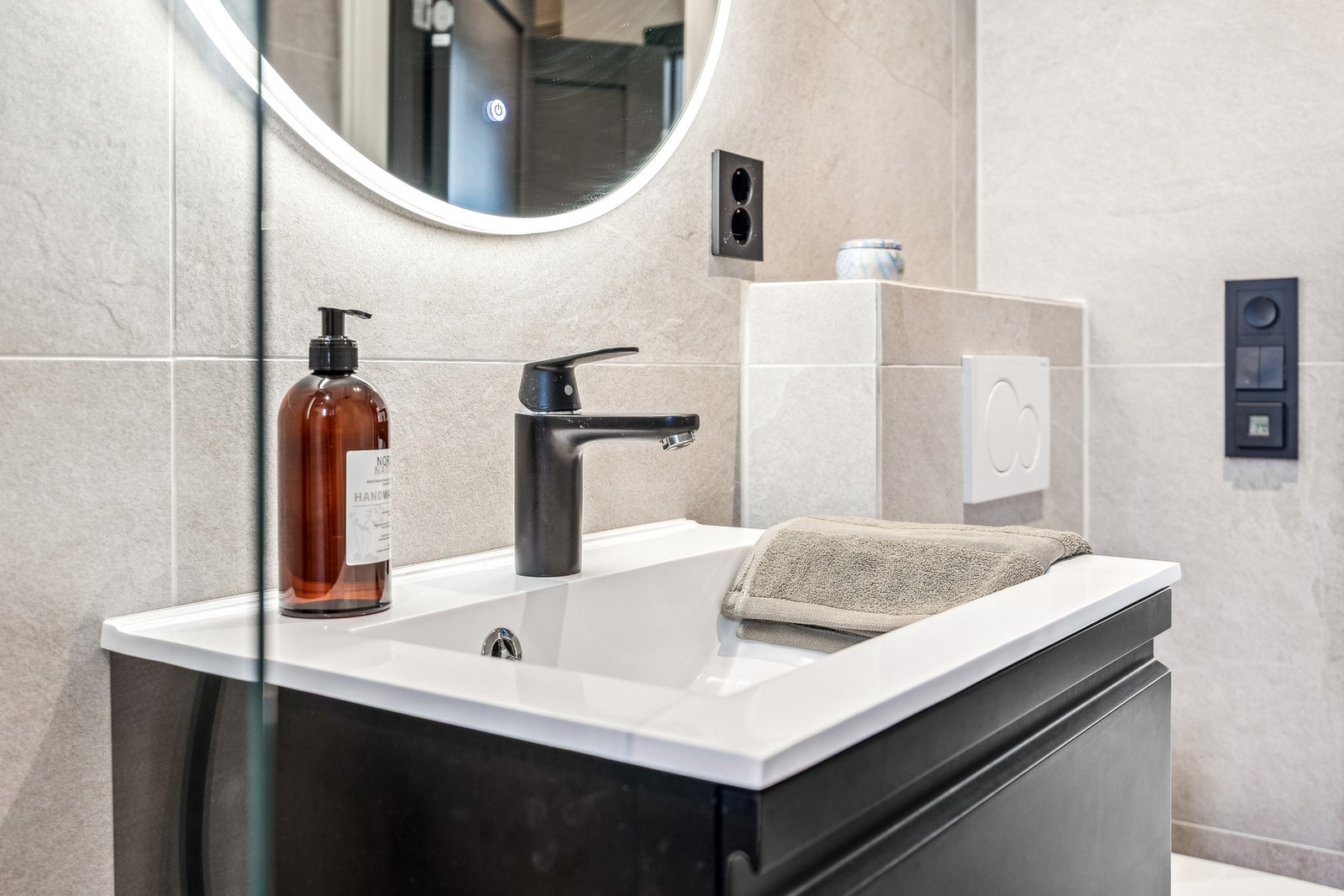 Badet er oppgradert med membranlegging (Inex Bygg AS), gulvavretting (Trondheim Bad og Byggteknikk), nytt elektrisk anlegg med varmekabler (Skansen Elektro), samt nytt røranlegg, sluk og montering av dusj, vask og vegghengt toalett (Hofstad VVS). Galleribilde