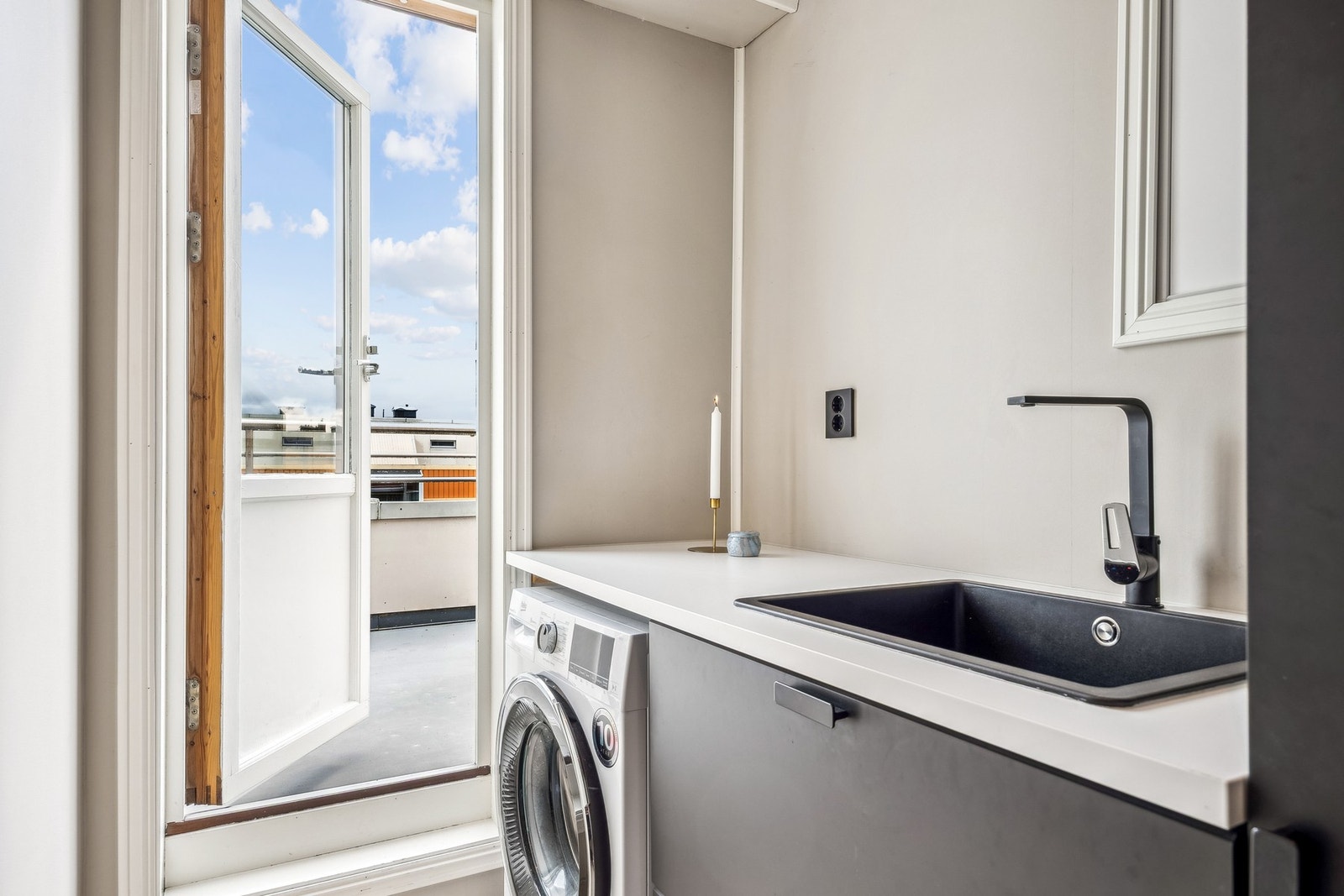 Fra vaskerommet har du direkte utgang til solrik takterrasse på 15 kvm - en sjelden kombinasjon av funksjon og fritid! Galleribilde