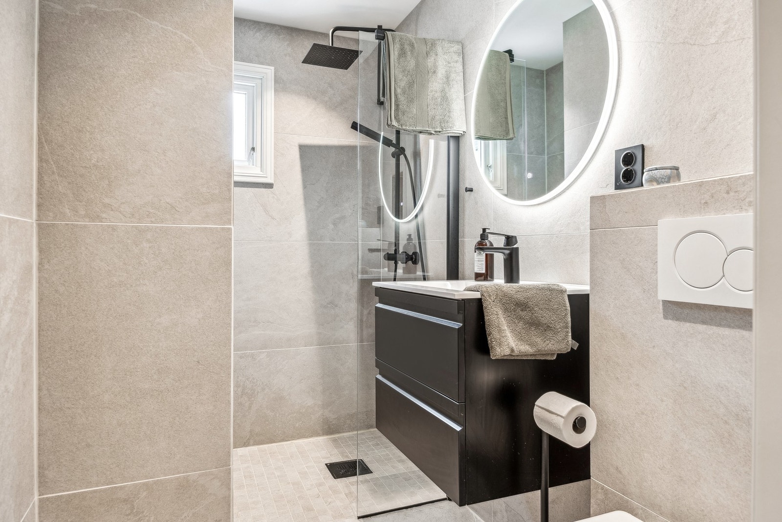 Flott flislagt bad fra 2021 med gulvvarme for ekstra komfort. Galleribilde