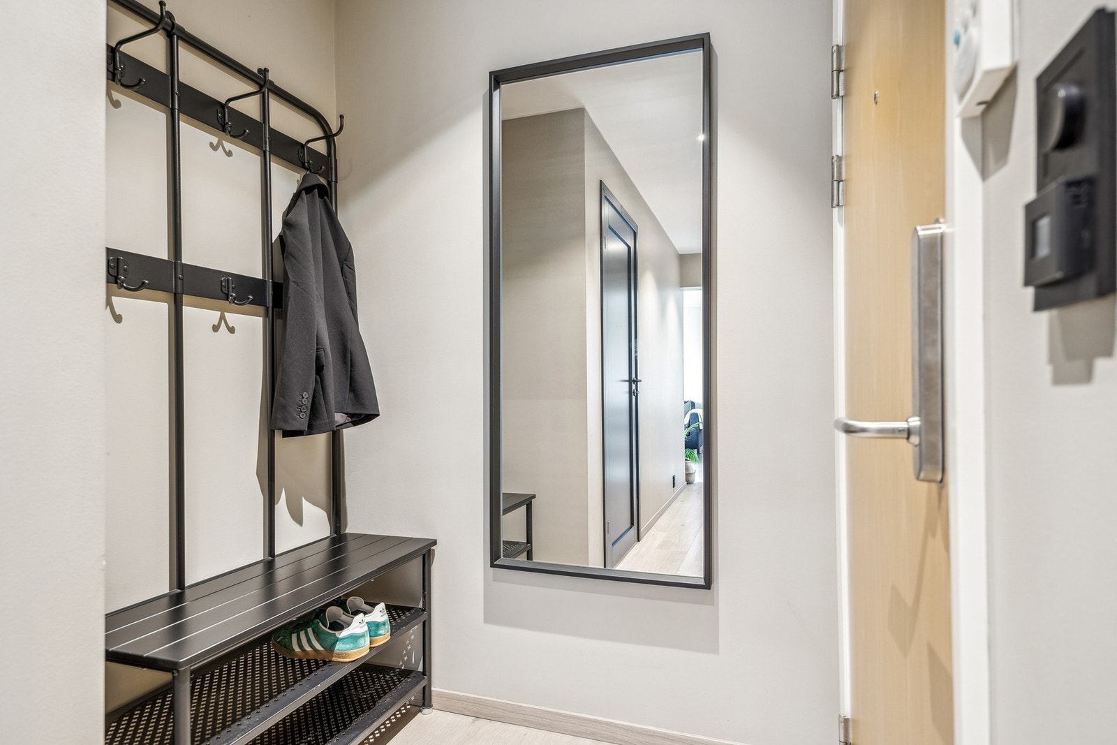 Velkommen inn! Entré på 5,5 kvm gir et ryddig og innbydende førsteinntrykk. Galleribilde