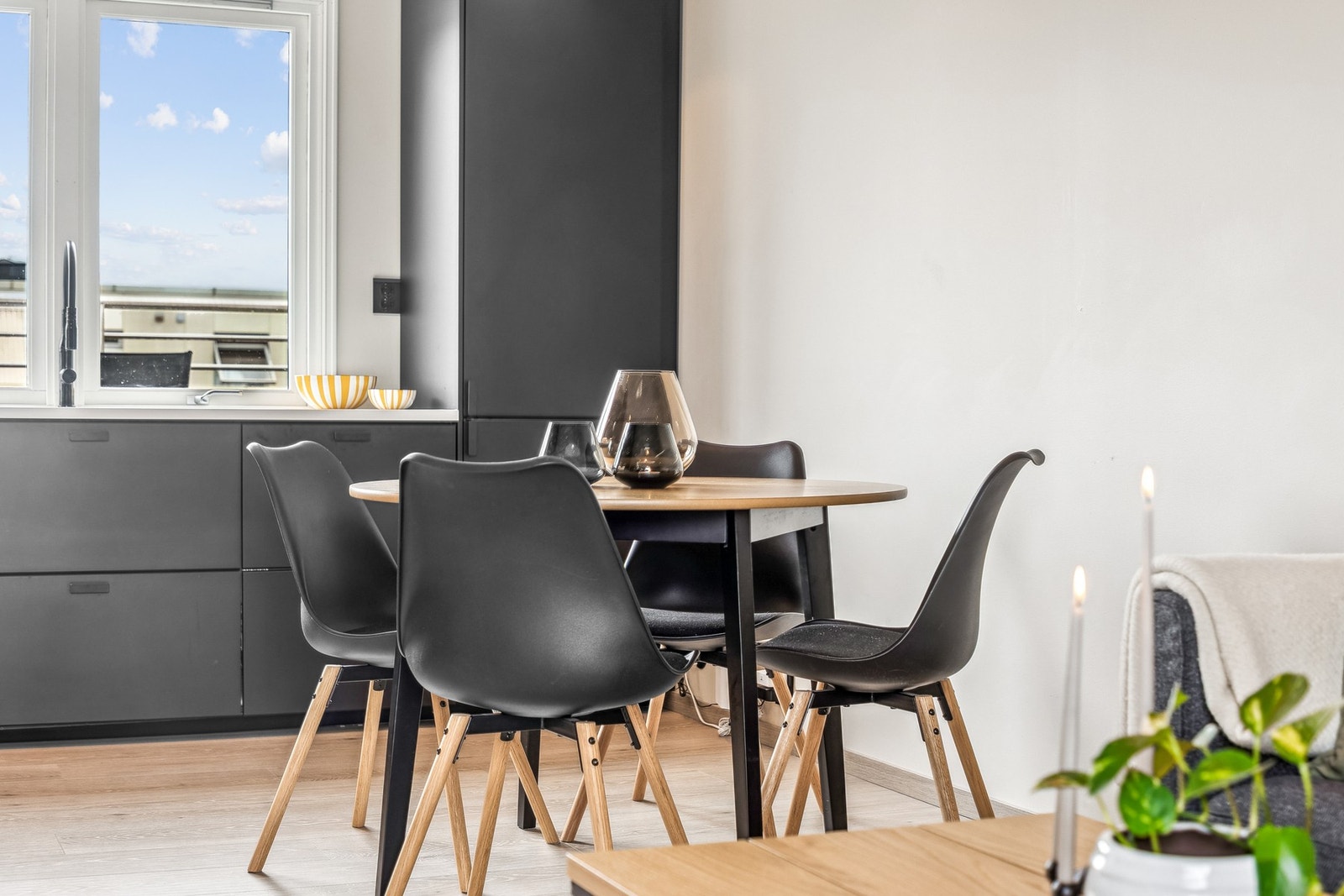 Med vindu over kjøkkenbenken får du både utsyn og et lyst arbeidsområde. Galleribilde