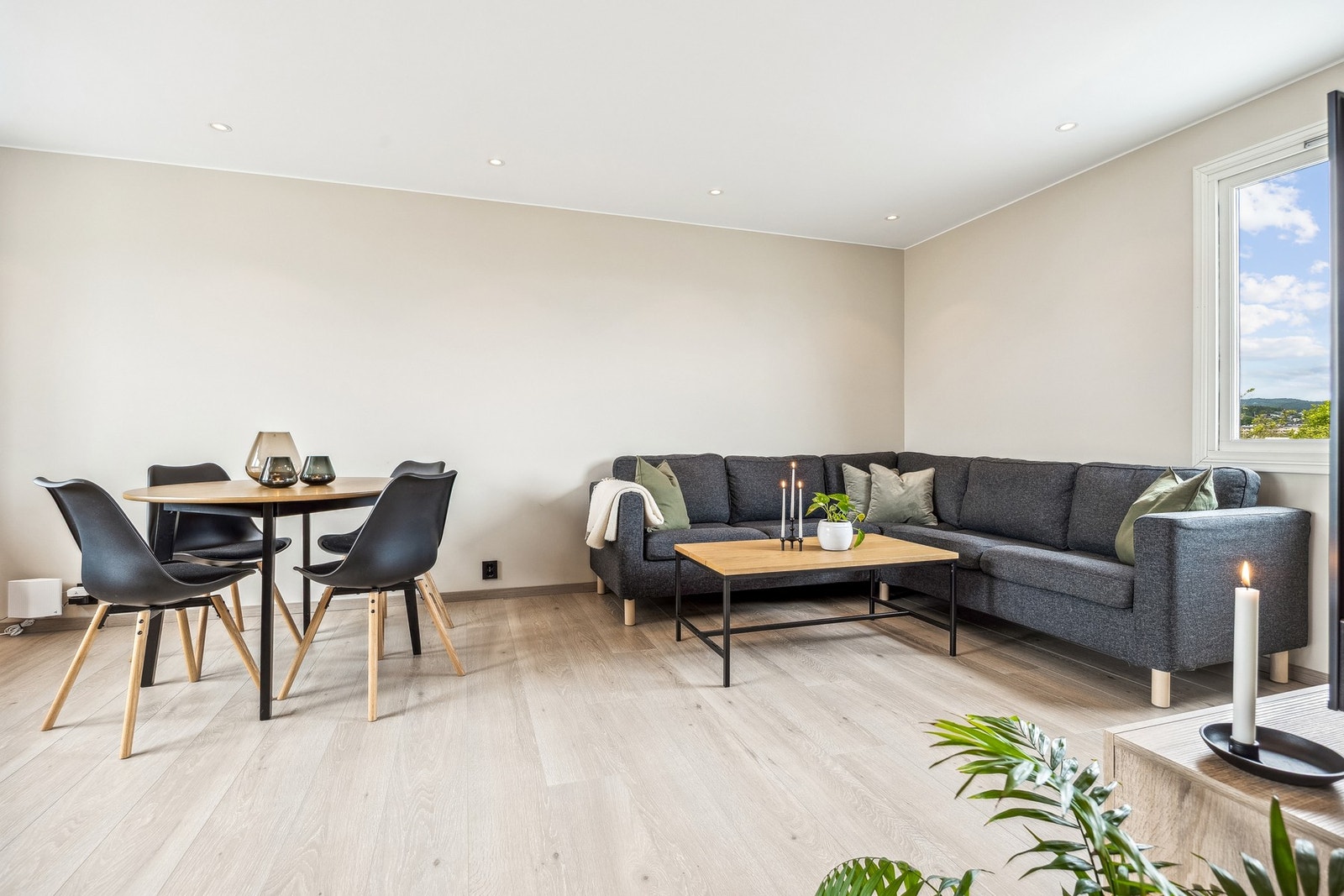 Det elektriske anlegget ble oppgradert i 2021 av Skansen Elektro AS, med installasjon av nye automatsikringer, overspenningsvern og overbelastningsvern - her er tryggheten ivaretatt! Galleribilde