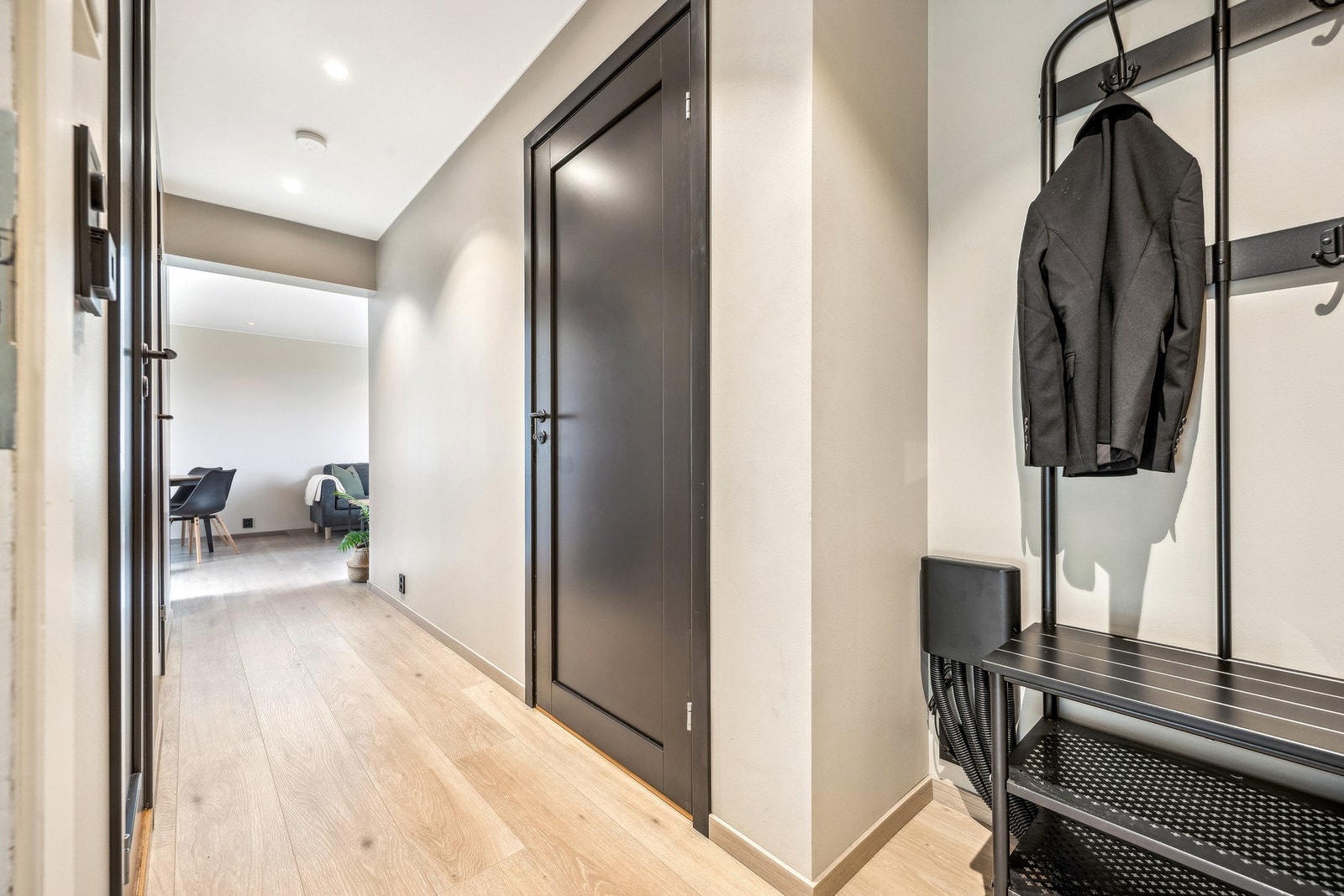 Fra gangen har du god oversikt over leilighetens rom - praktisk og oversiktlig planløsning. Galleribilde