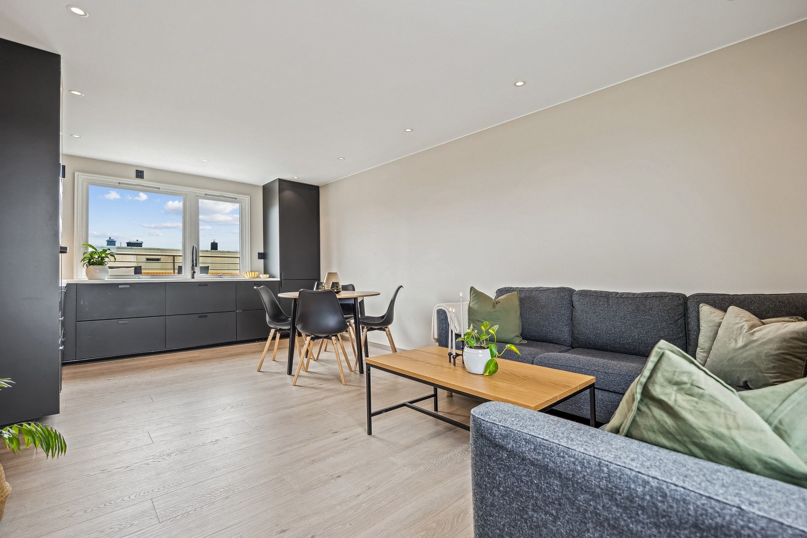 Åpen stue- og kjøkkenløsning på 22,5 kvm med vinduer på begge sider - gir herlig gjennomlys og en luftig romfølelse. Galleribilde