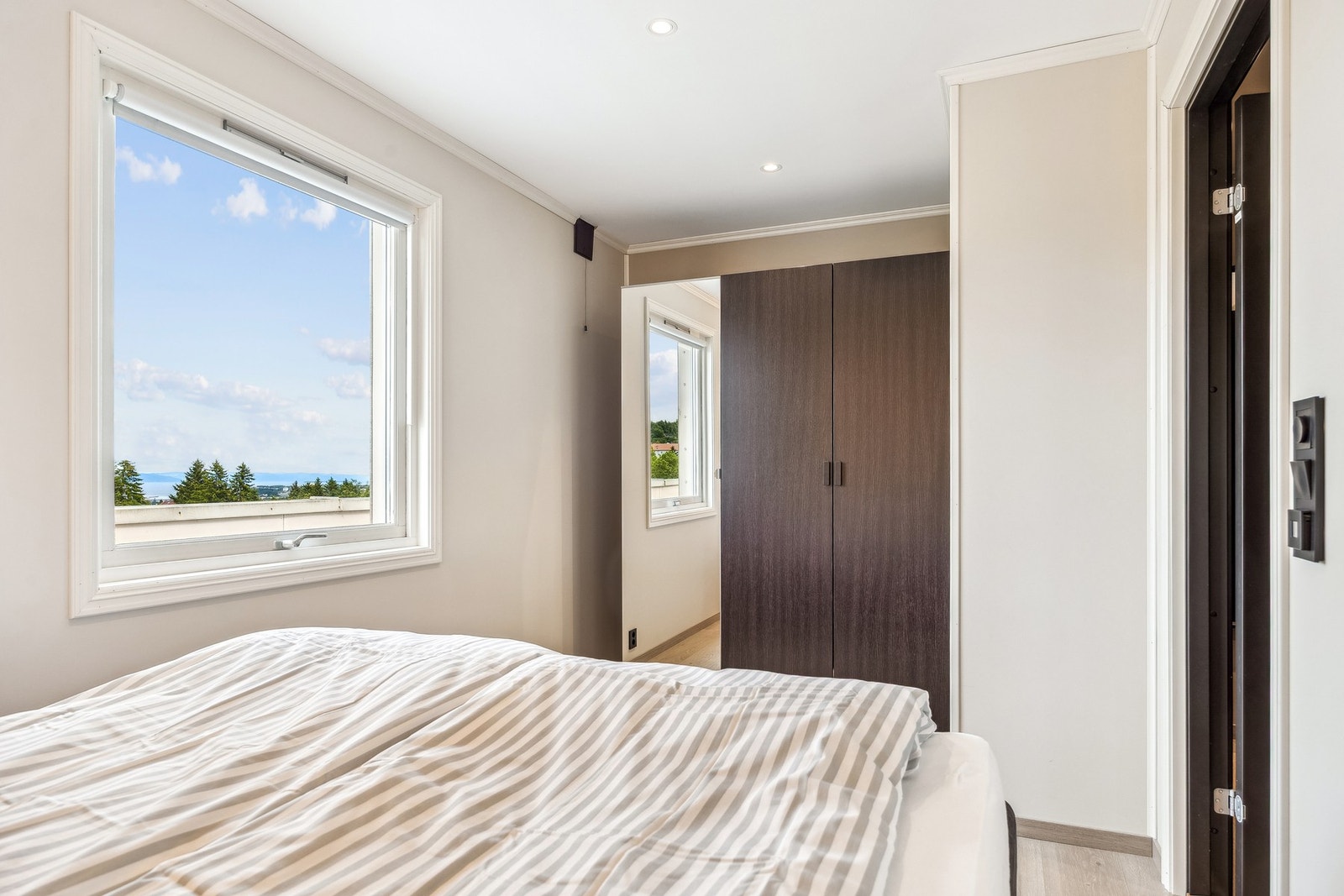 Garderobeskap med gode oppbevaringsmuligheter. Galleribilde